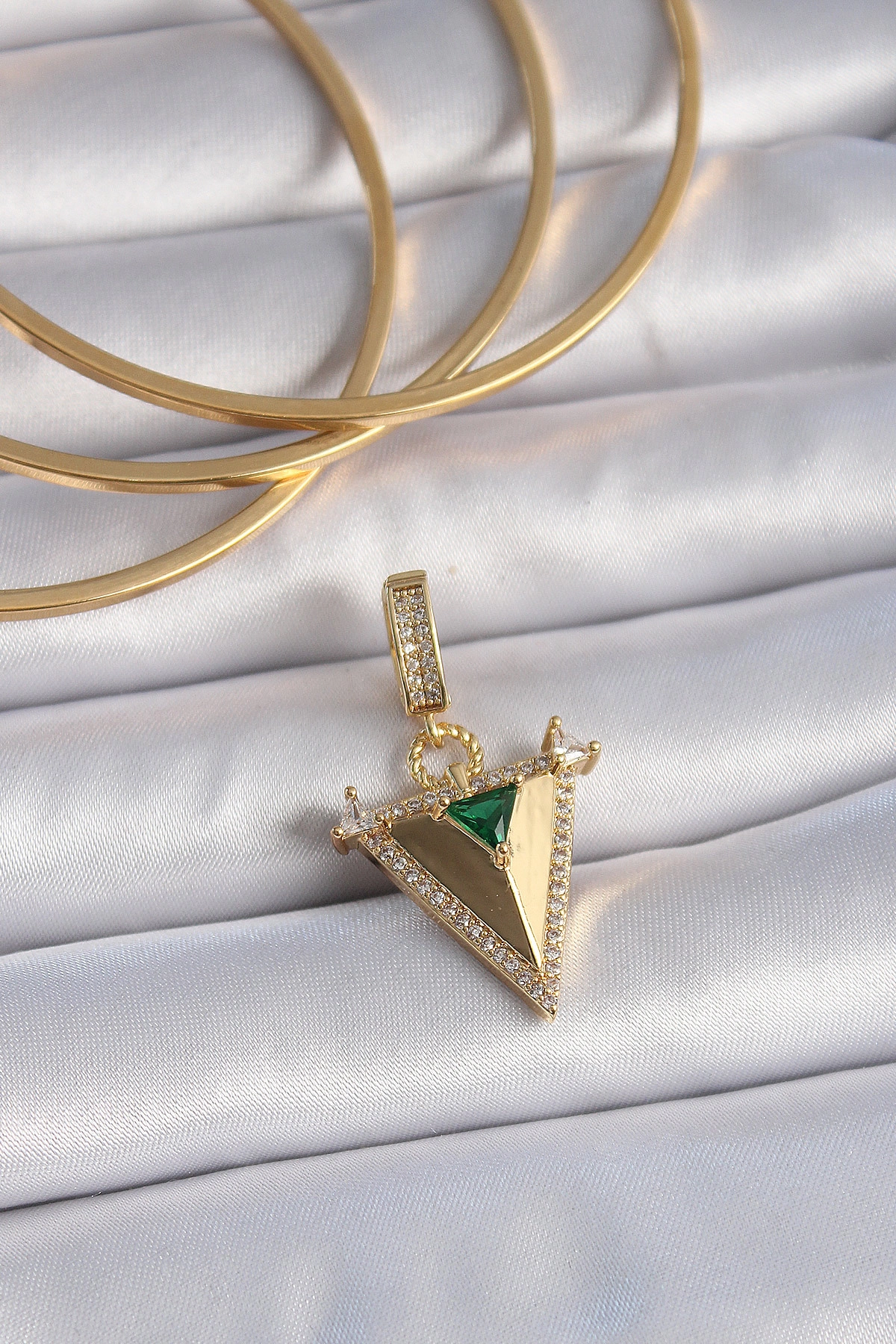 Pirinç Gold Renk Zirkon Taşlı 3D Üçgen Model Ajda Charm-0