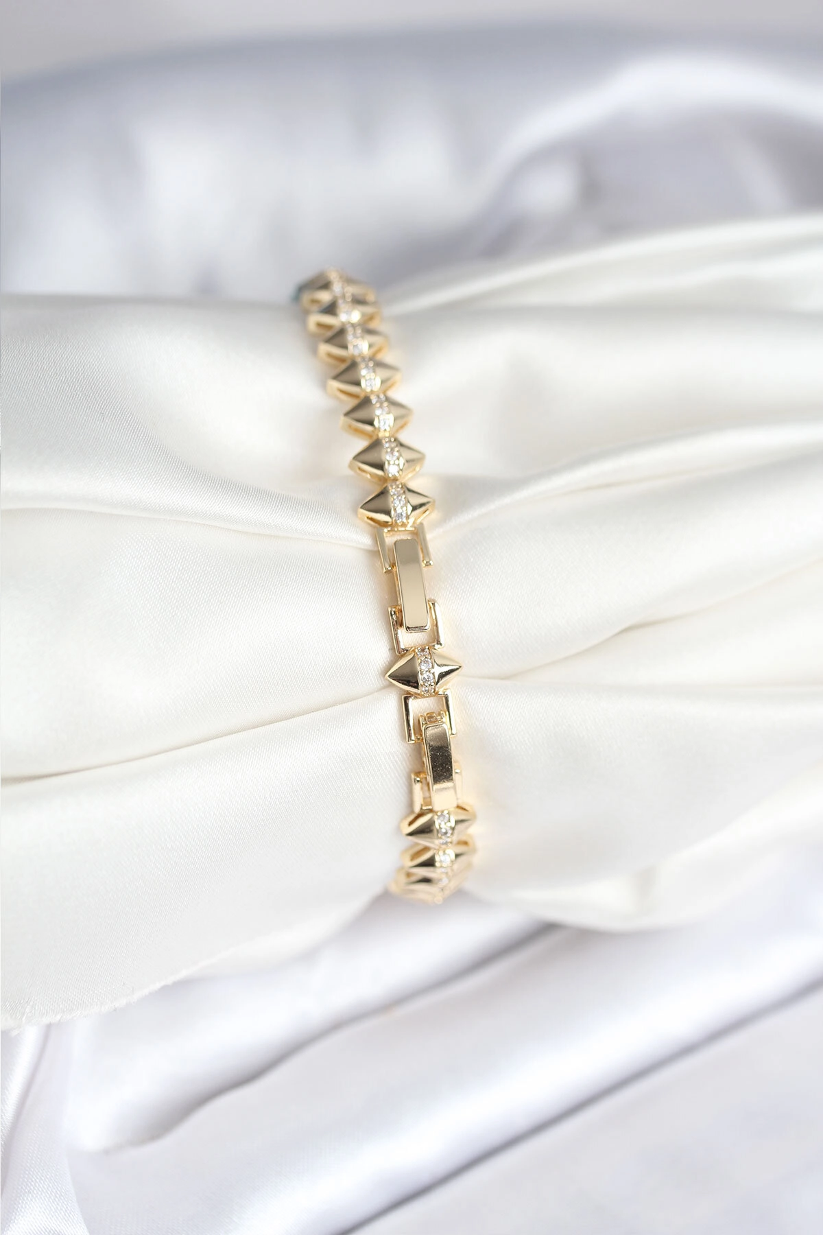 Pirinç Gold Renk Zirkon Taşlı Baklava Model Kadın Bileklik-1