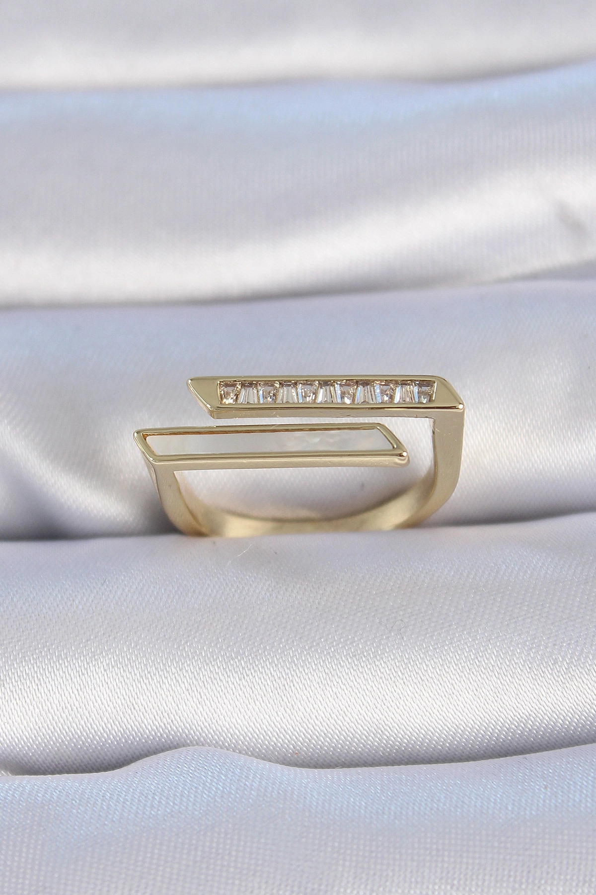 Pirinç Gold Renk Zirkon Taşlı Beyaz Detay Kadın Yüzük-0