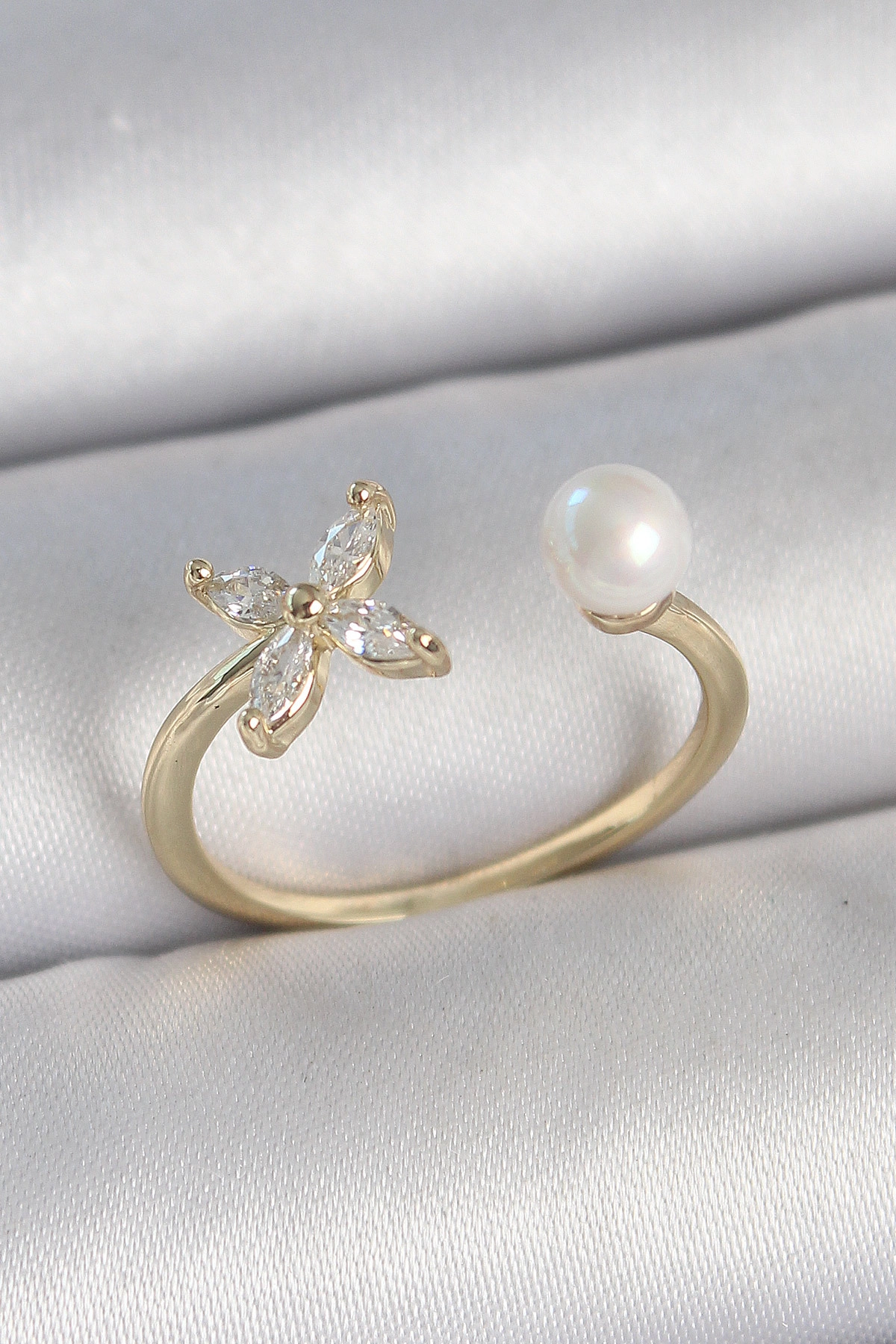 Pirinç Gold Renk Zirkon Taşlı Çiçek Model İnci Detay Ayarlanabilir Kadın Yüzük-0