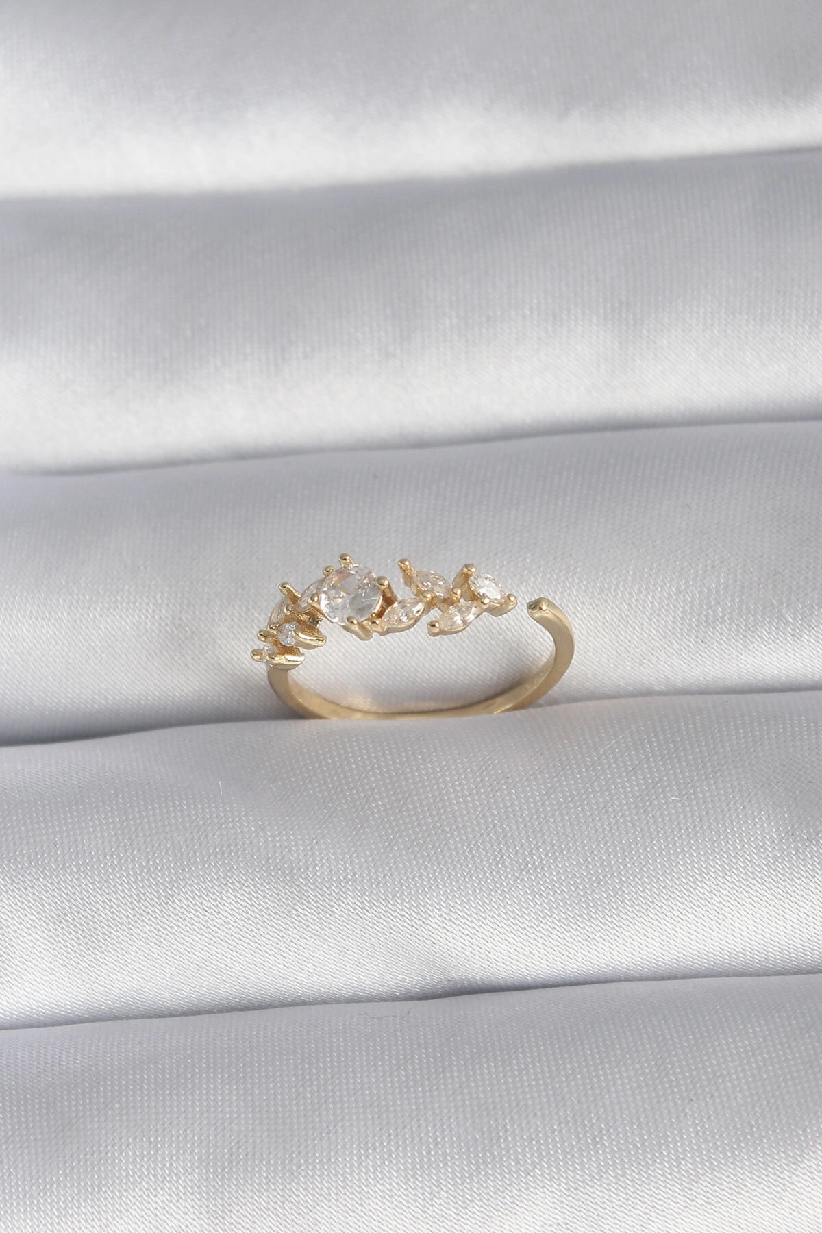 Pirinç Gold Renk Zirkon Taşlı Çiçek Model Kadın Yüzük-0