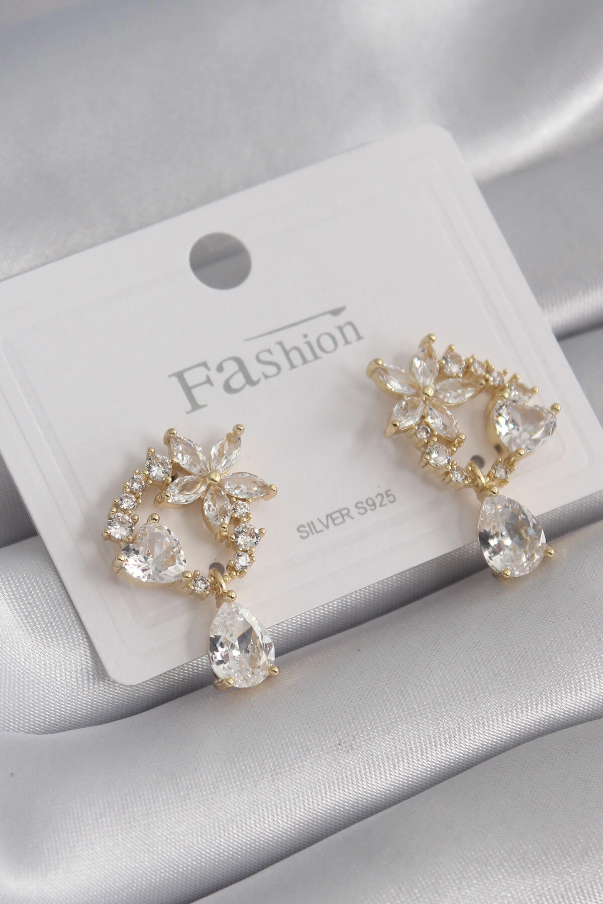 Pirinç Gold Renk Zirkon Taşlı Çiçek Model Sallantı Detay Kadın Küpe-0