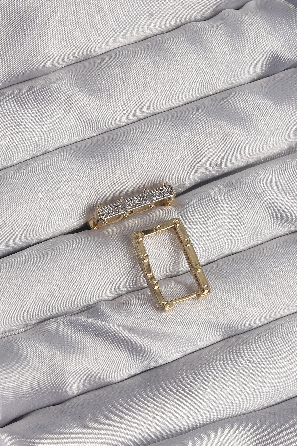 Pirinç Gold Renk Zirkon Taşlı Dikdörtgen Model Seranay Küpe-1