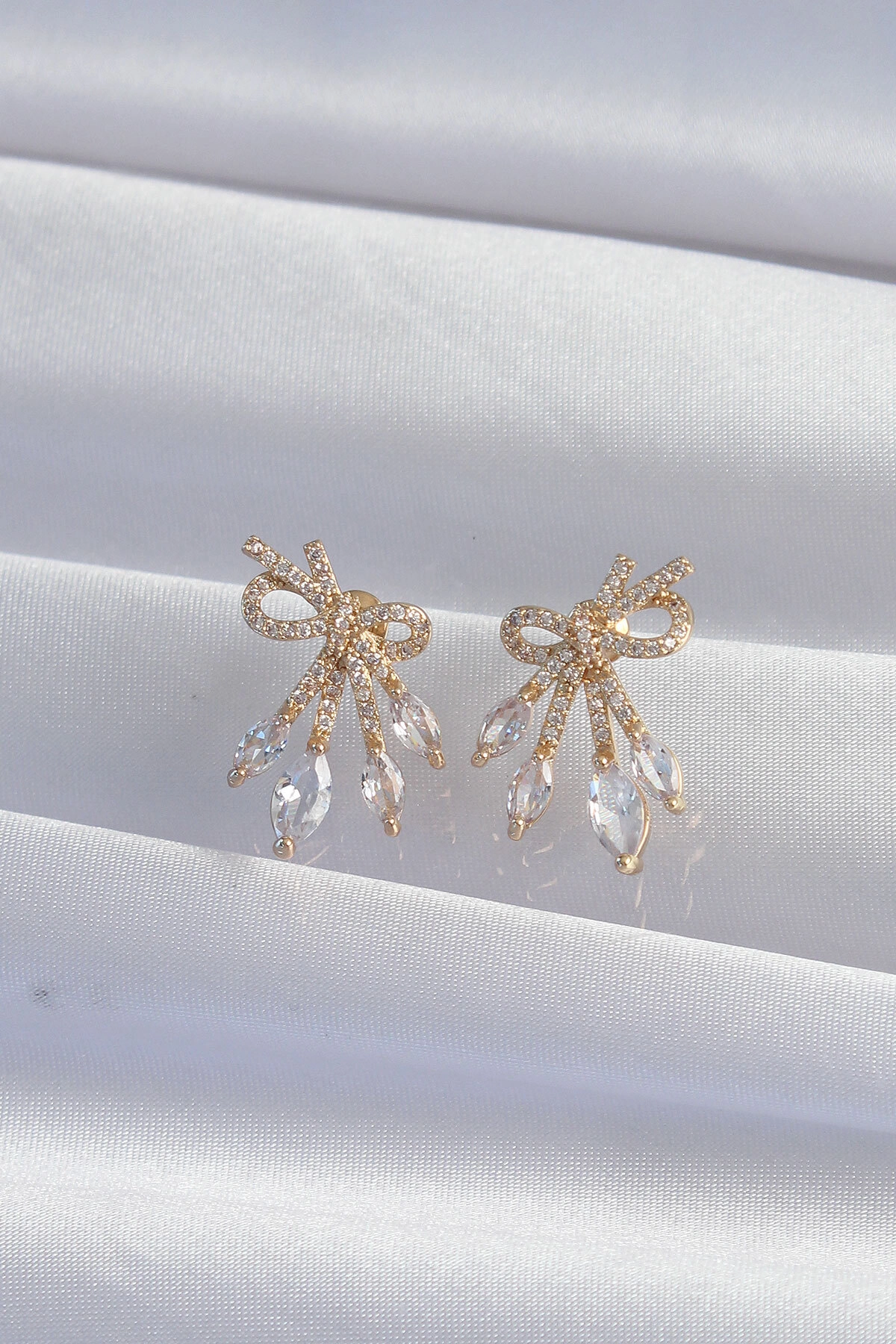 Pirinç Gold Renk Zirkon Taşlı Fiyonk Küpe-1