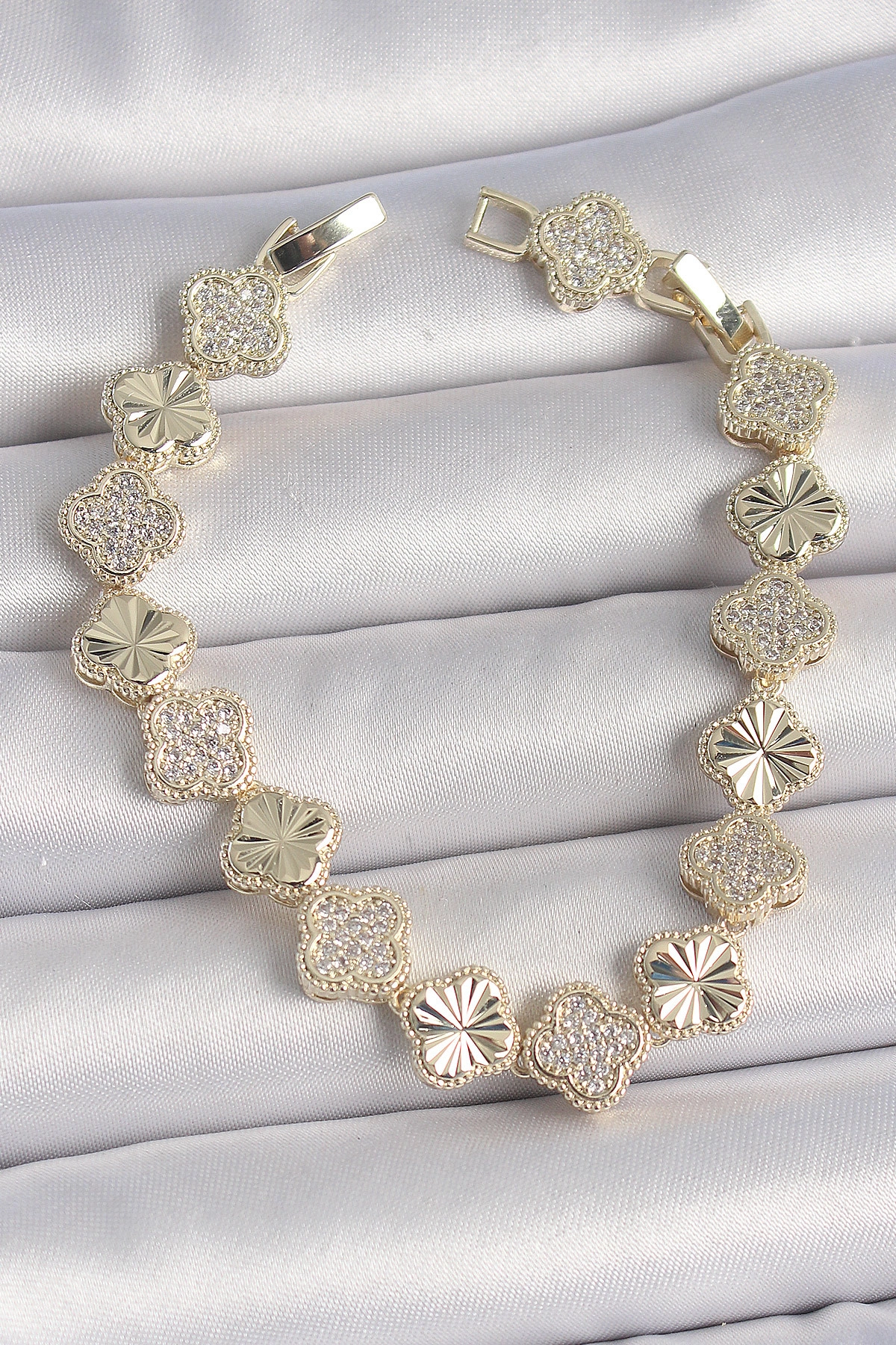 Pirinç Gold Renk Zirkon Taşlı İşlemeli Yonca Model VIP Seri Exculusive Kadın Bileklik-0