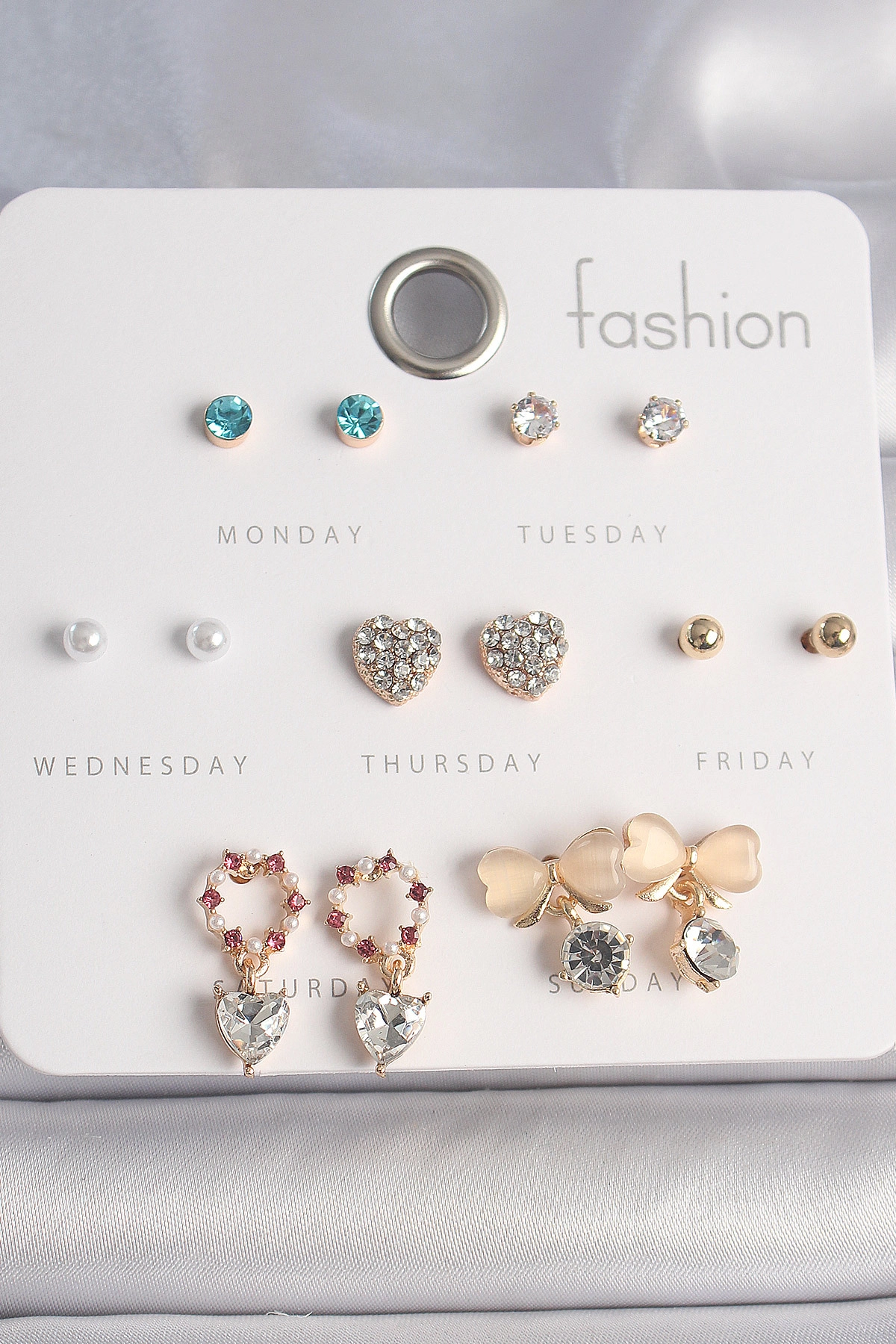 Pirinç Gold Renk Zirkon Taşlı Kalp Beyaz Mineli Fiyonk Figür 7 Çift Kadın Küpe Seti-0