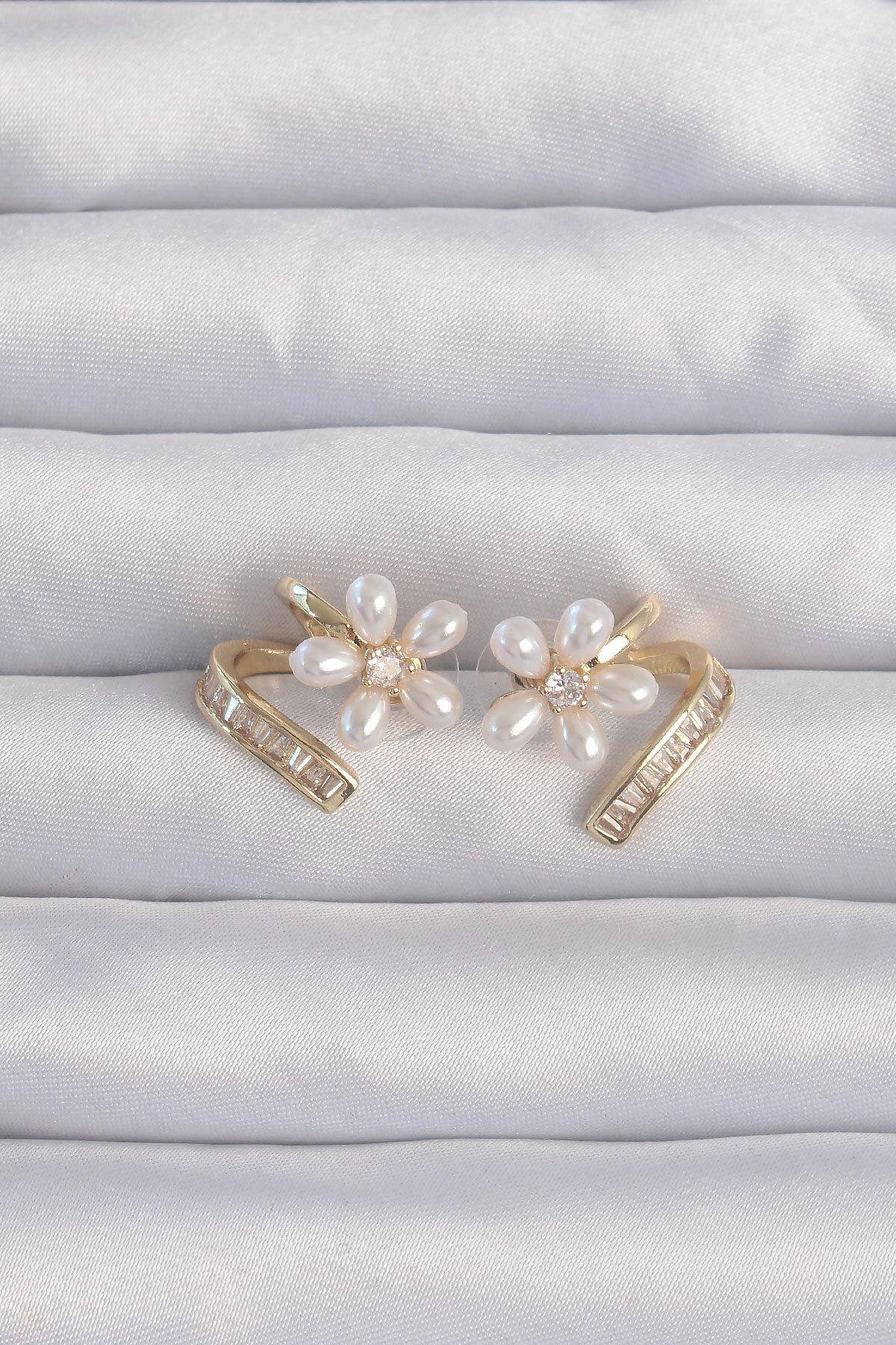 Pirinç Gold Renk Zirkon Taşlı Kıvrımlı İnci Çiçek Küpe-0