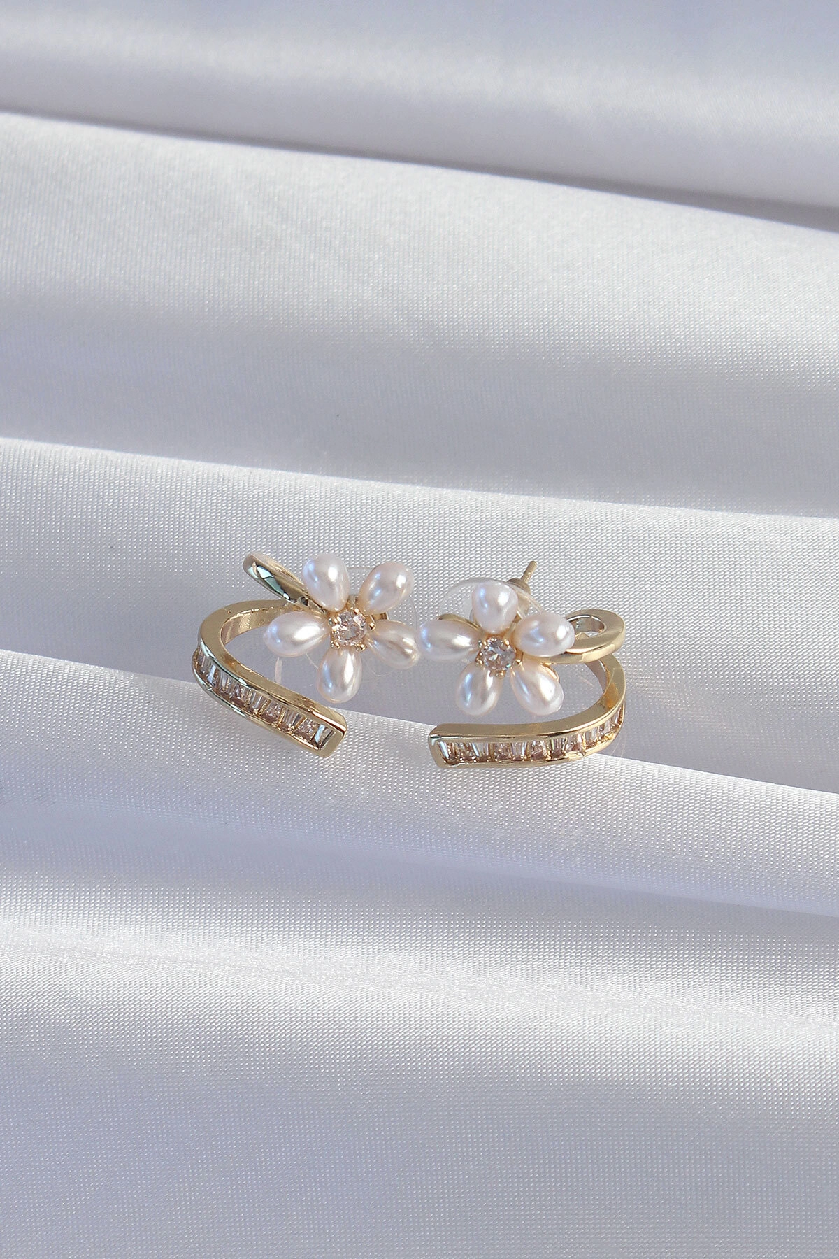 Pirinç Gold Renk Zirkon Taşlı Kıvrımlı İnci Çiçek Küpe-1