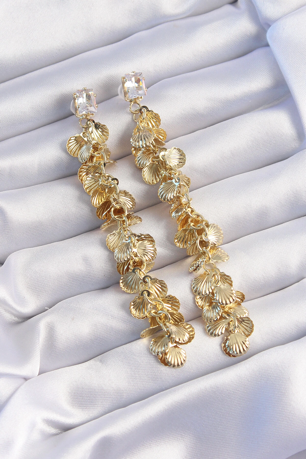 Pirinç Gold Renk Zirkon Taşlı Minimal Deniz Kabuklu Sallantılı Küpe-0