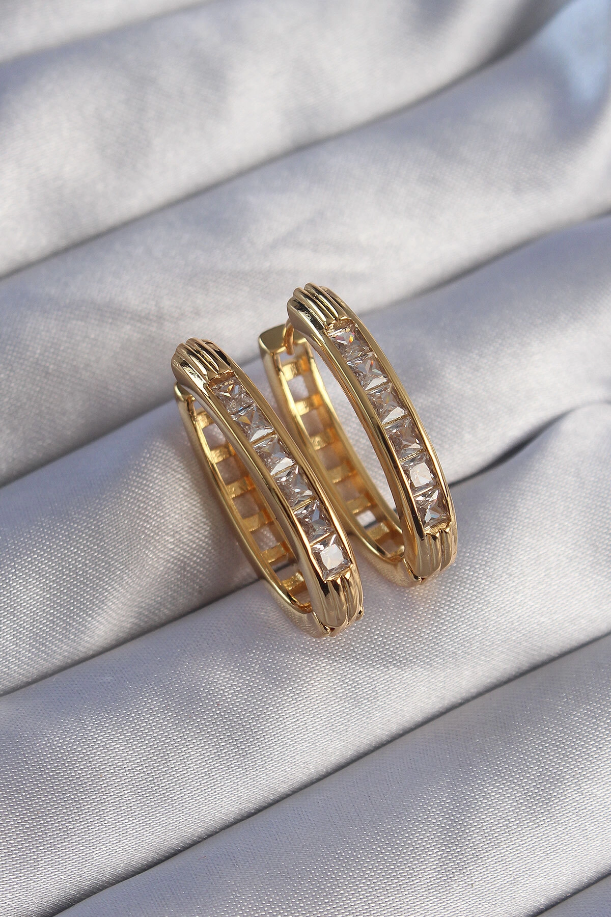 Pirinç Gold Renk Zirkon Taşlı Oval Model Küpe-0