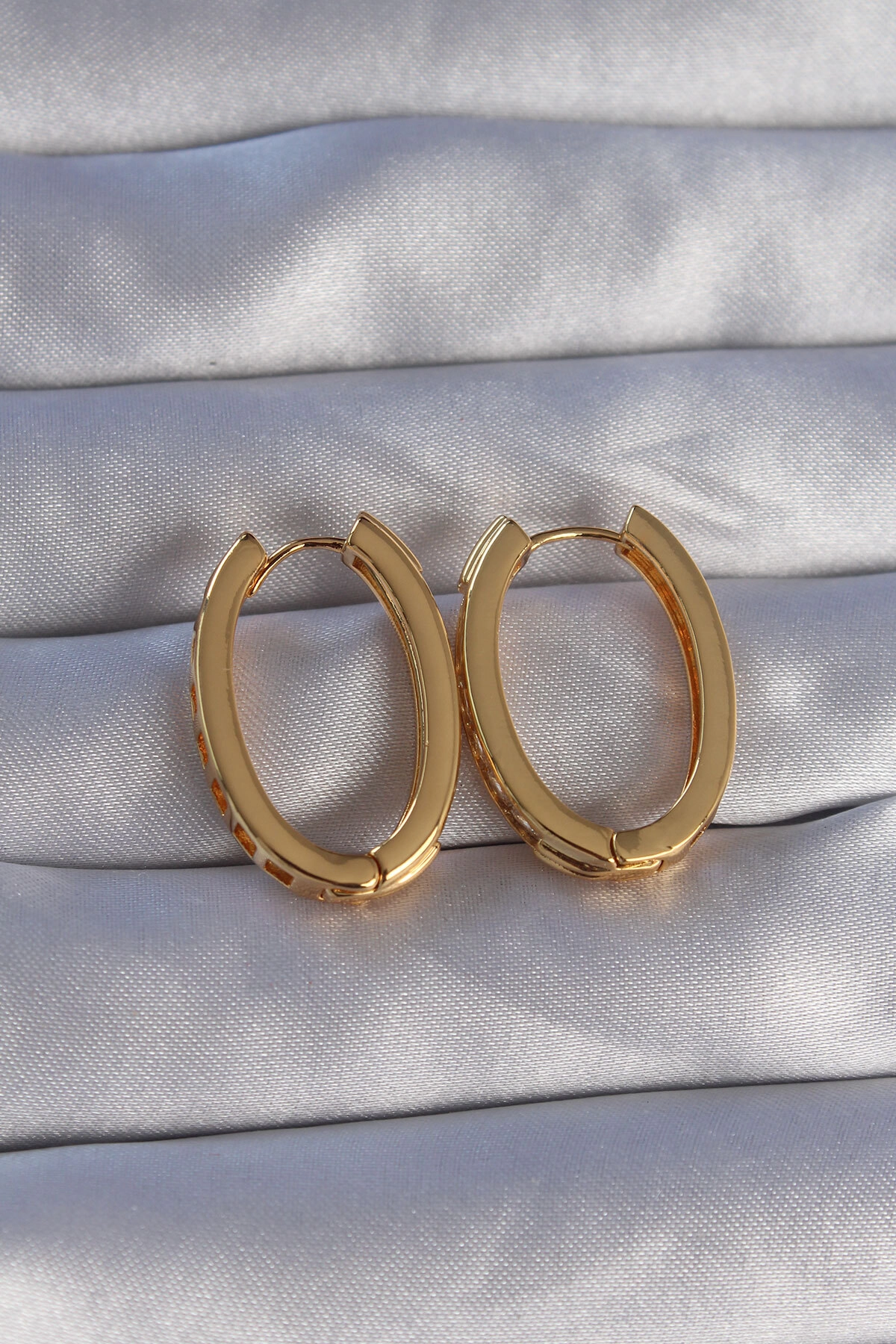 Pirinç Gold Renk Zirkon Taşlı Oval Model Küpe-1