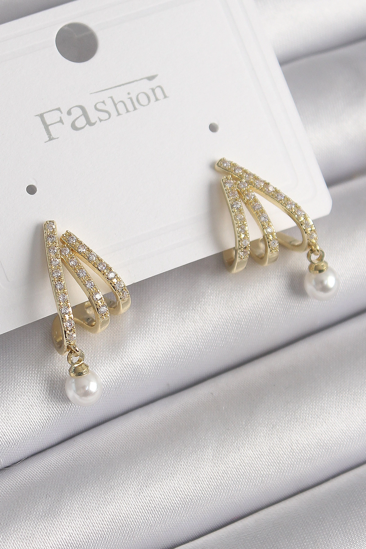 Pirinç Gold Renk Zirkon Taşlı Pençe Model İnci Detay Kadın Küpe-0