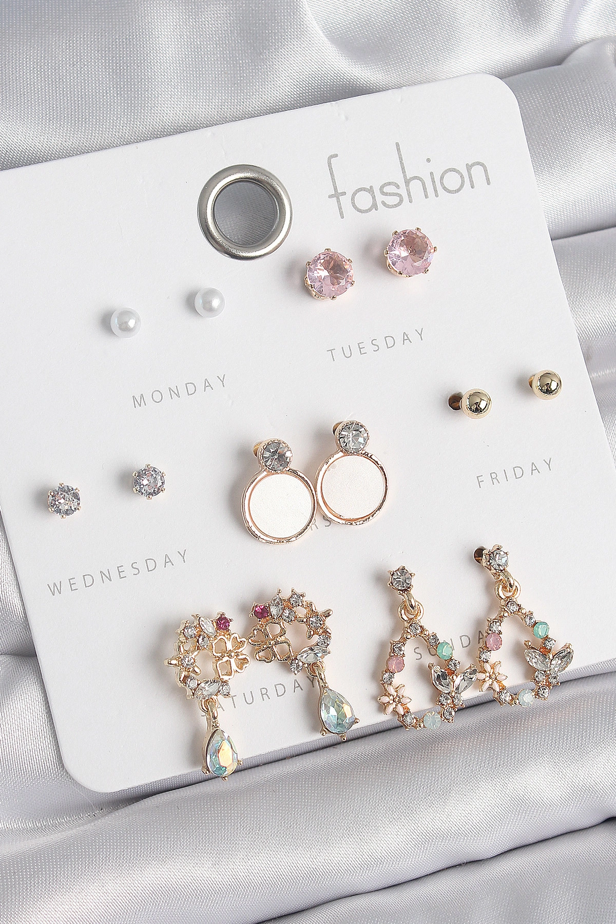 Pirinç Gold Renk Zirkon Taşlı Sallantı Damla Figür Beyaz Mine Detay 7 Çift Kadın Küpe Seti-0