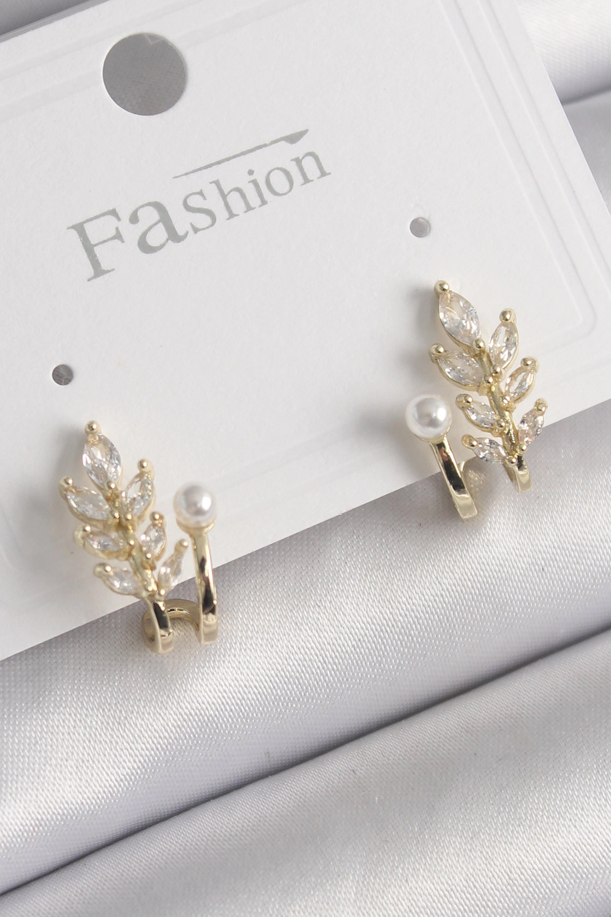 Pirinç Gold Renk Zirkon Taşlı Yaprak Model İnci Detay Küpe-0