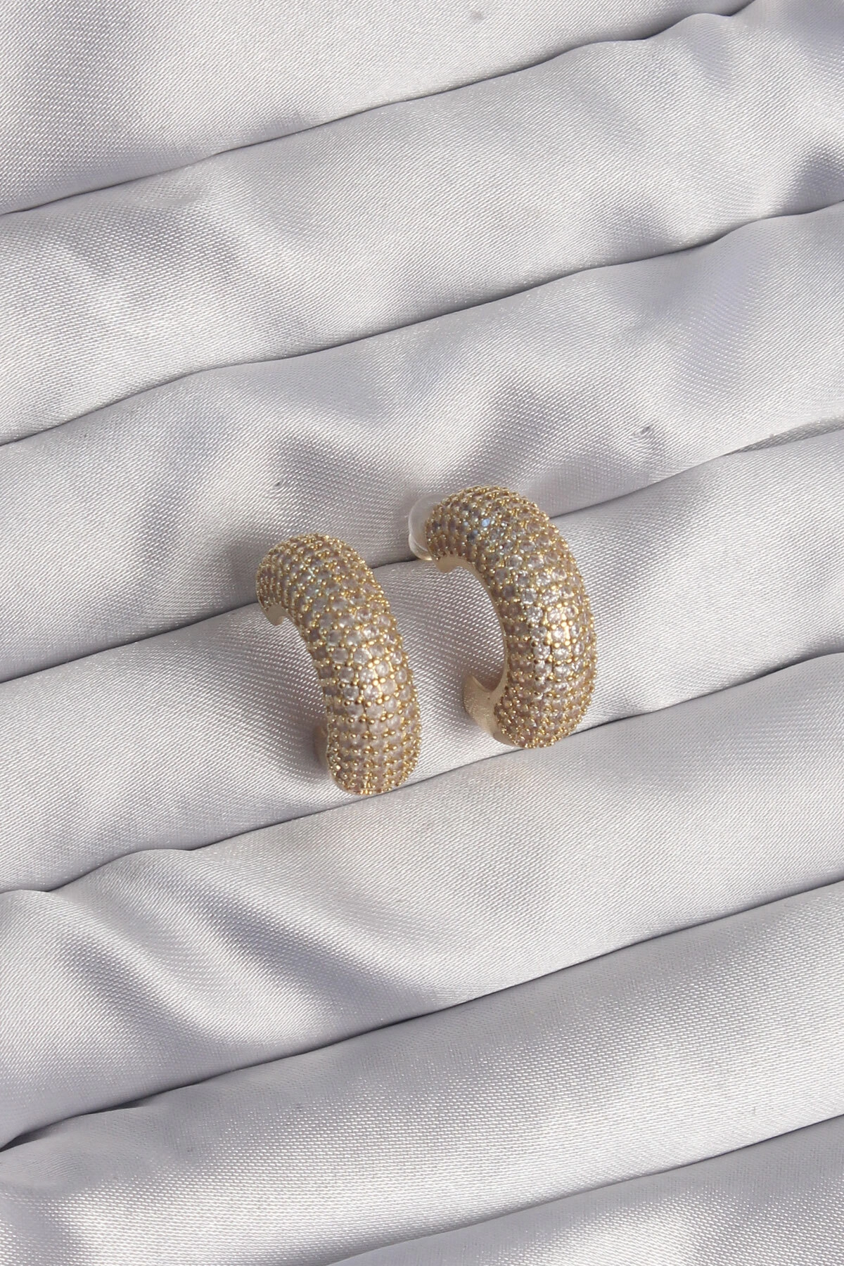 Pirinç Gold Renk Zirkon Taşlı Yarım Halka Küpe-1