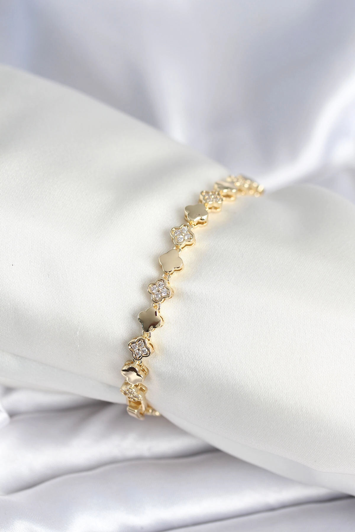 Pirinç Gold Renk Zirkon Taşlı Yonca Model Kadın Bileklik-1