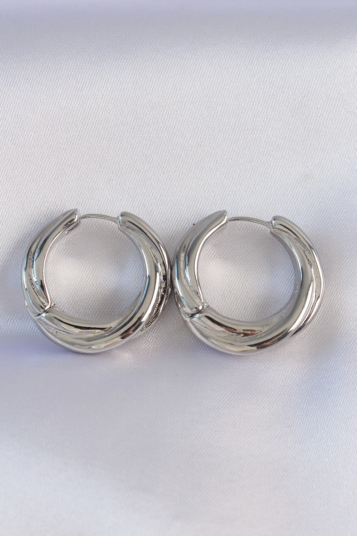 Pirinç Gümüş Renk Asimetrik Kıvrım Küpe-0