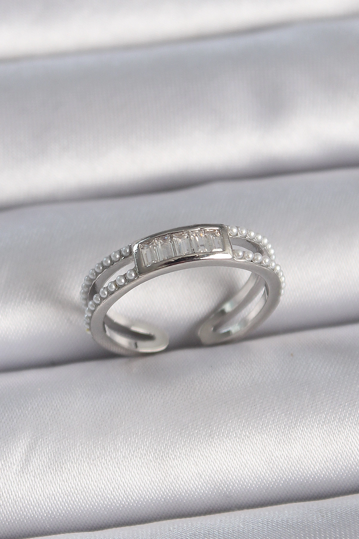 Pirinç Gümüş Renk Ayarlanabilir Sıralı İncili Zirkon Taşlı Kadın Yüzük-0