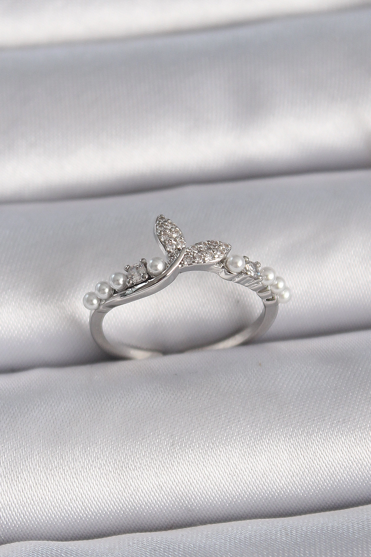 Pirinç Gümüş Renk Ayarlanabilir Zirkon Taşlı Balık Kuyruğu İnci Detay Model Kadın Yüzük-0