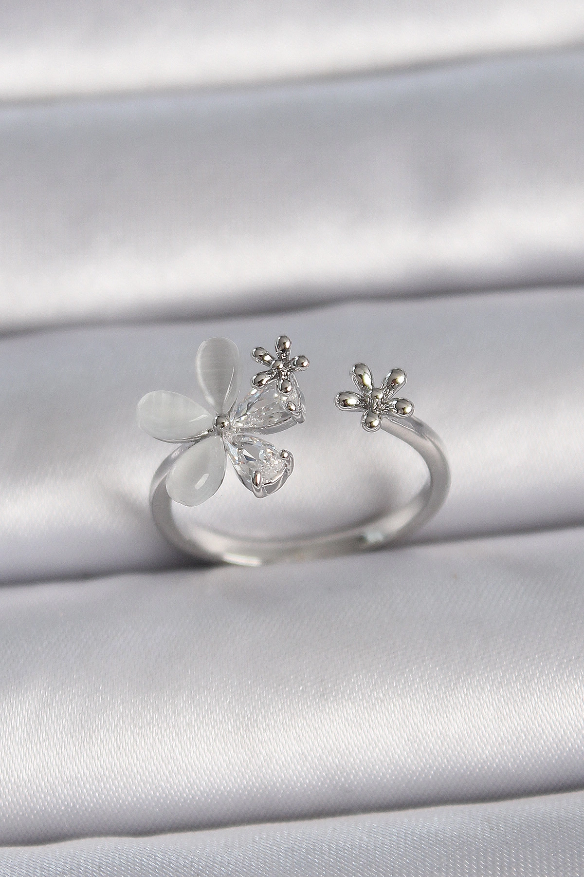 Pirinç Gümüş Renk Ayarlanabilir Zirkon Taşlı Beyaz Mineli Yaprak Model Kadın Yüzük-0