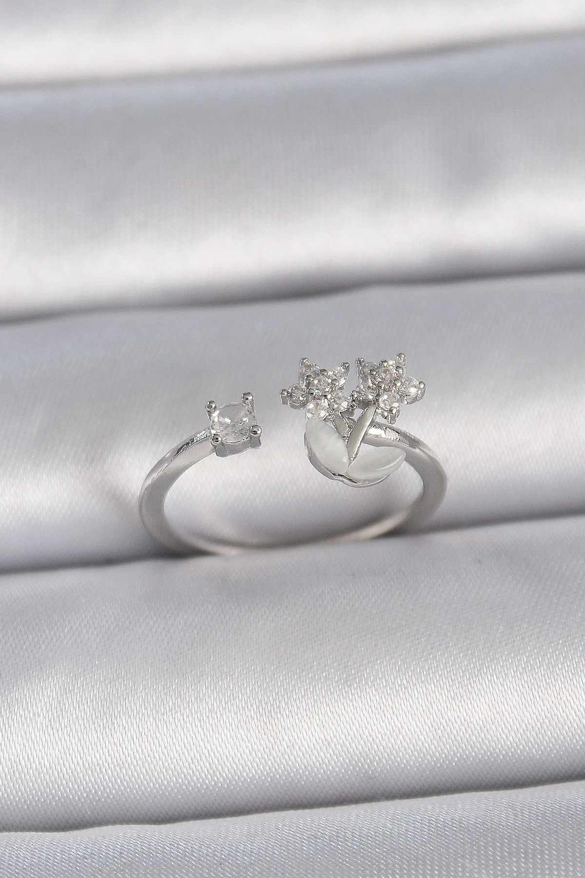 Pirinç Gümüş Renk Ayarlanabilir Zirkon Taşlı Yıldız Model Kadın Yüzük-0