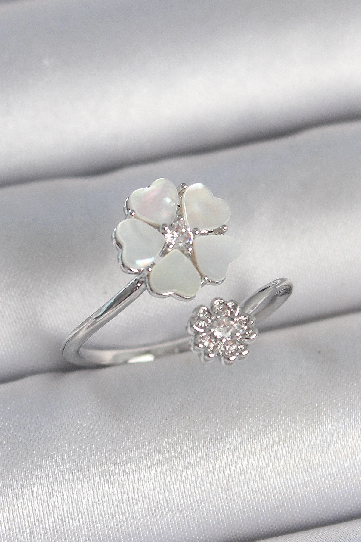 Pirinç Gümüş Renk Beyaz Mineli Çiçek Model Zirkon Taş Detay Kadın Yüzük-0