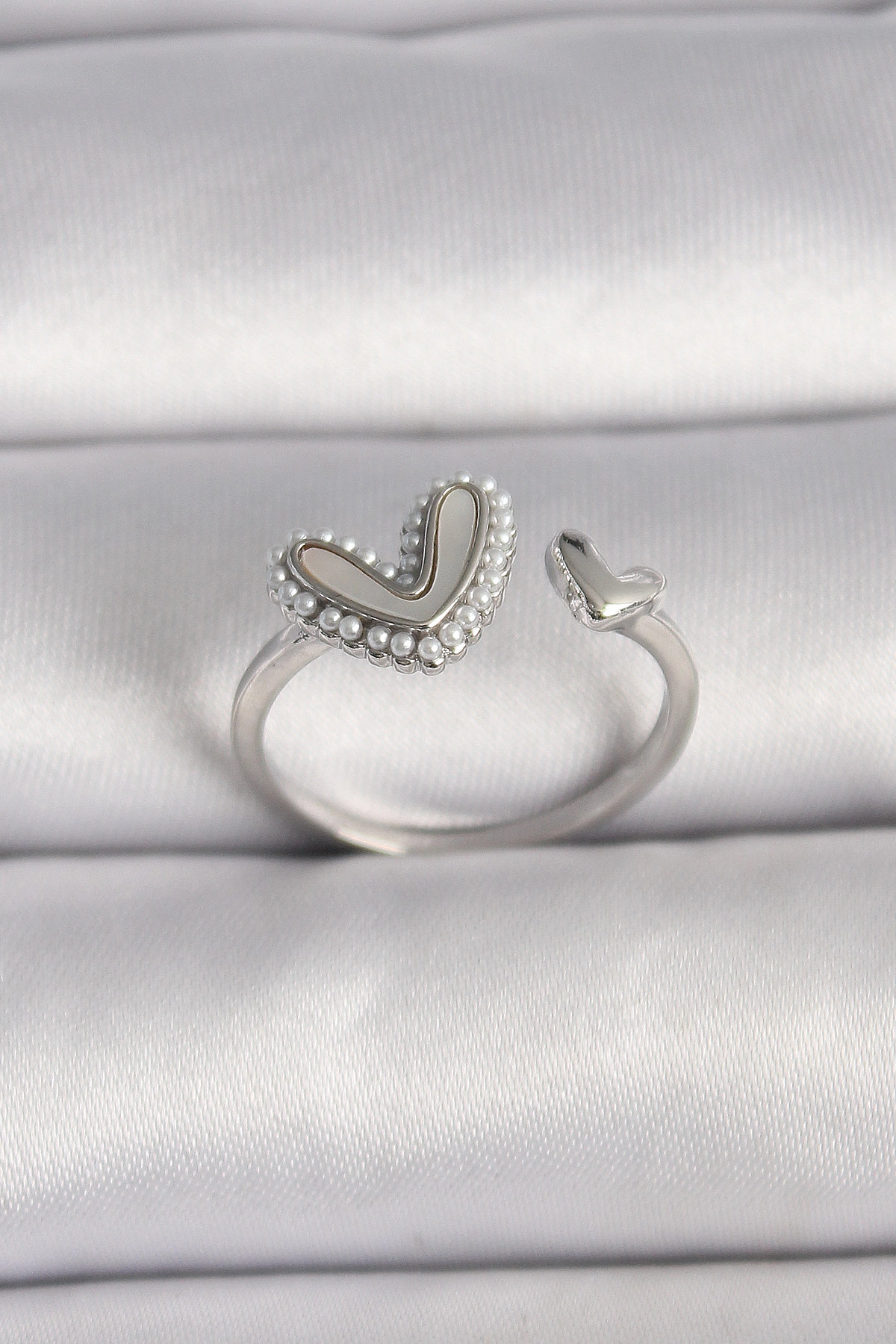 Pirinç Gümüş Renk Beyaz Mineli İnci Detaylı Kalp Model Ayarlanabilir Yüzük-0