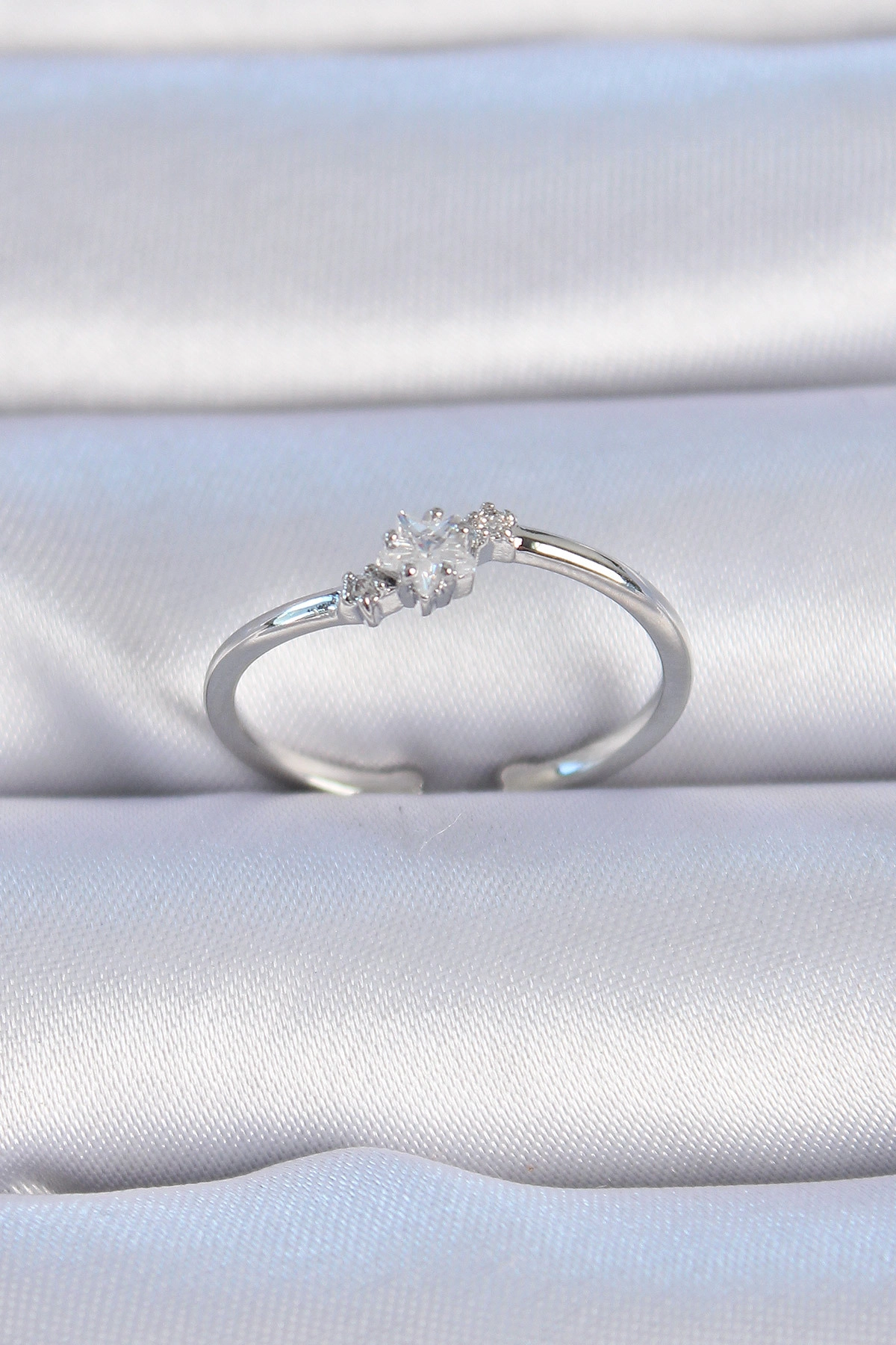 Pirinç Gümüş Renk Çiçek Model Zirkon Taş Detay Kadın Yüzük-0