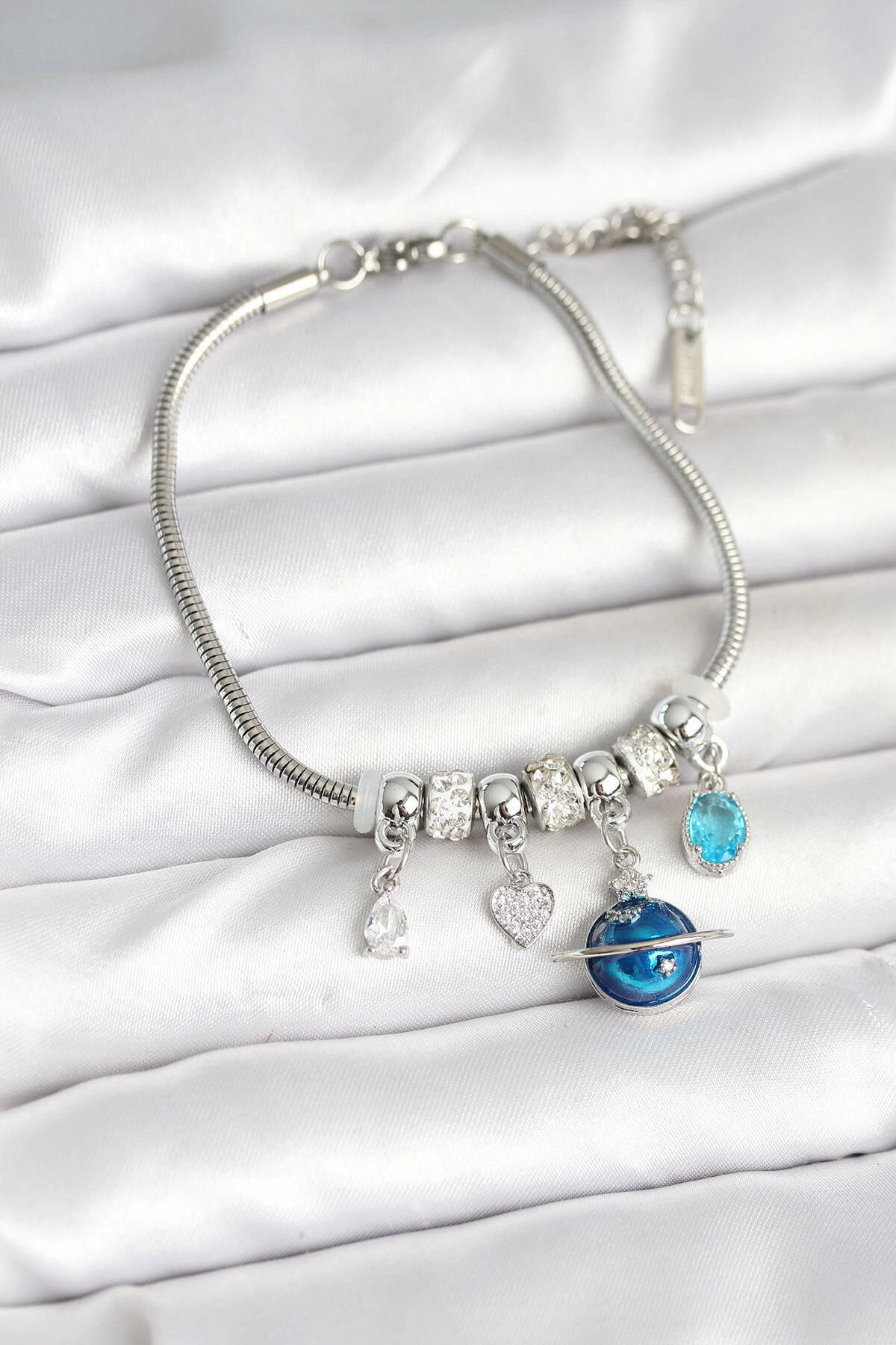 Pirinç Gümüş Renk Dünya Charmlı Kadın Bileklik-0