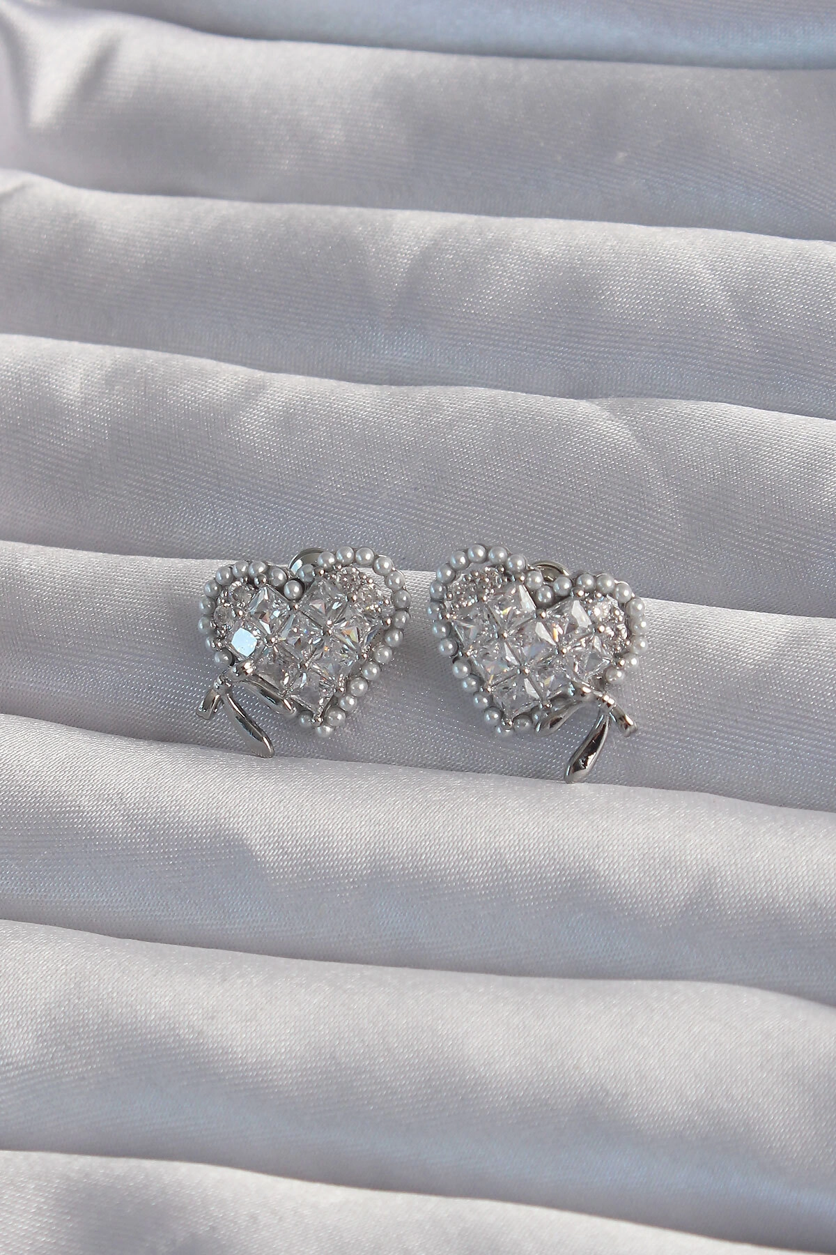 Pirinç Gümüş Renk Fiyonk Detay İncili Zirkon Taşlı Kalp Küpe-0