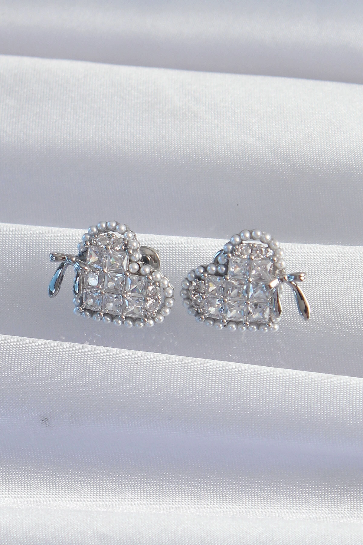 Pirinç Gümüş Renk Fiyonk Detay İncili Zirkon Taşlı Kalp Küpe-1