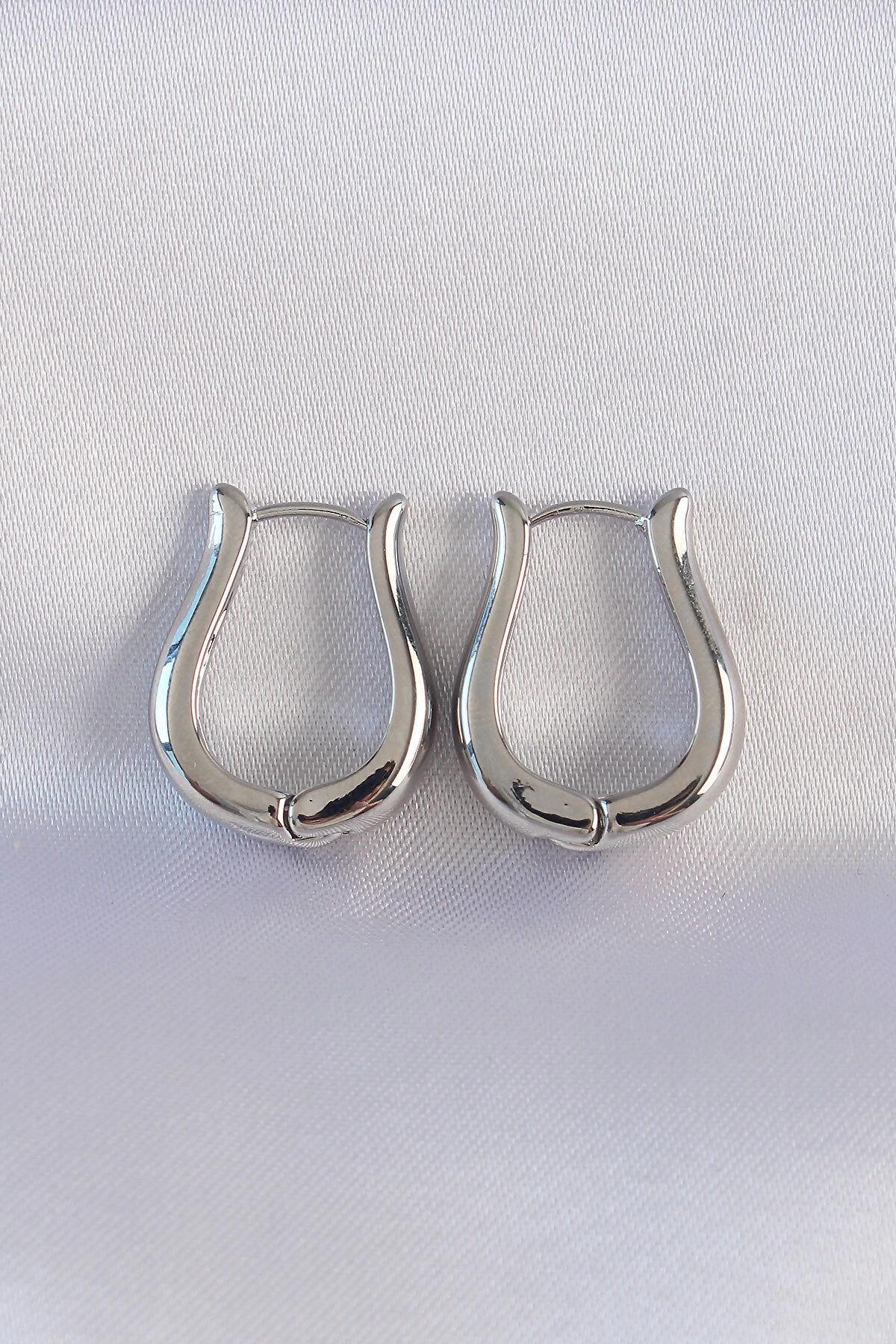 Pirinç Gümüş Renk İçi Boş Gül Küpe-0