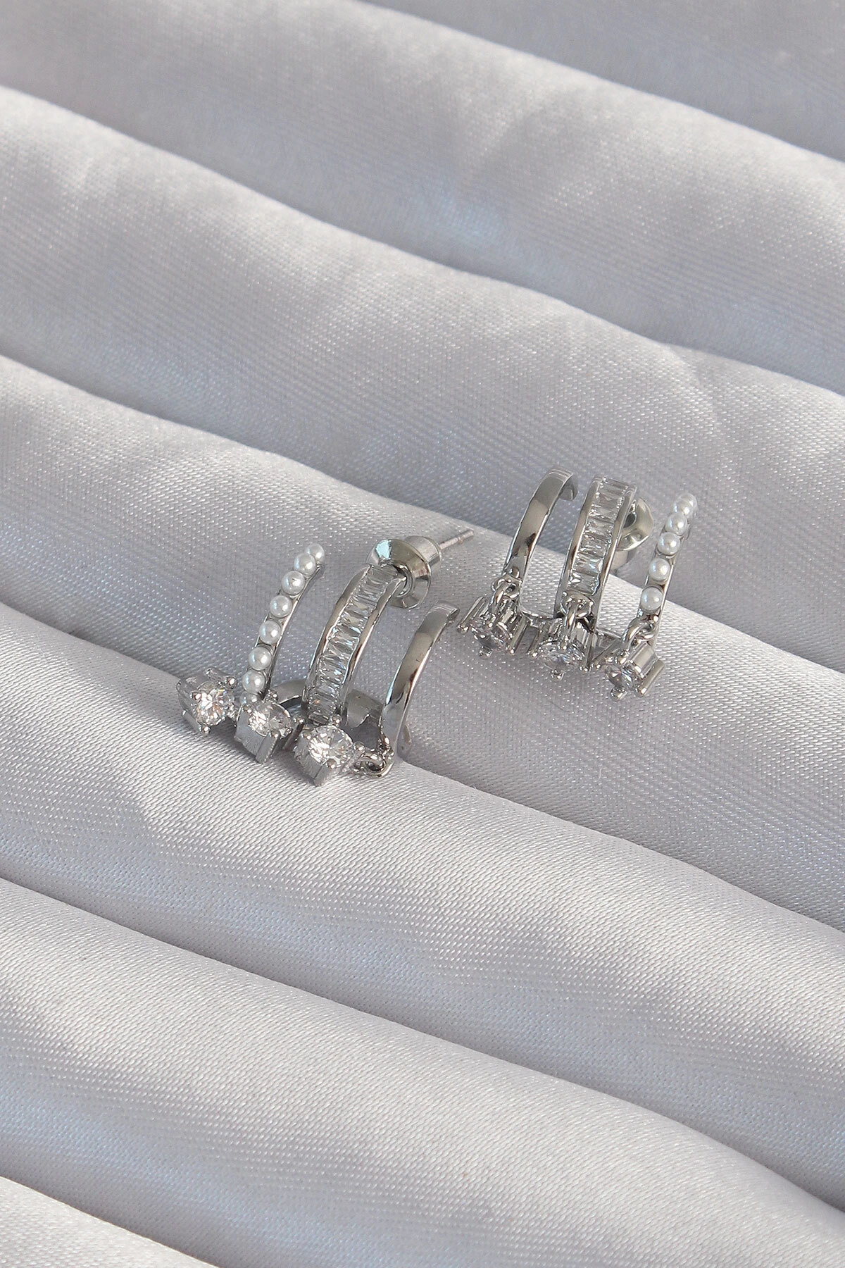 Pirinç Gümüş Renk İncili Çoklu Zirkon Taşlı Yarım Halka Küpe-0