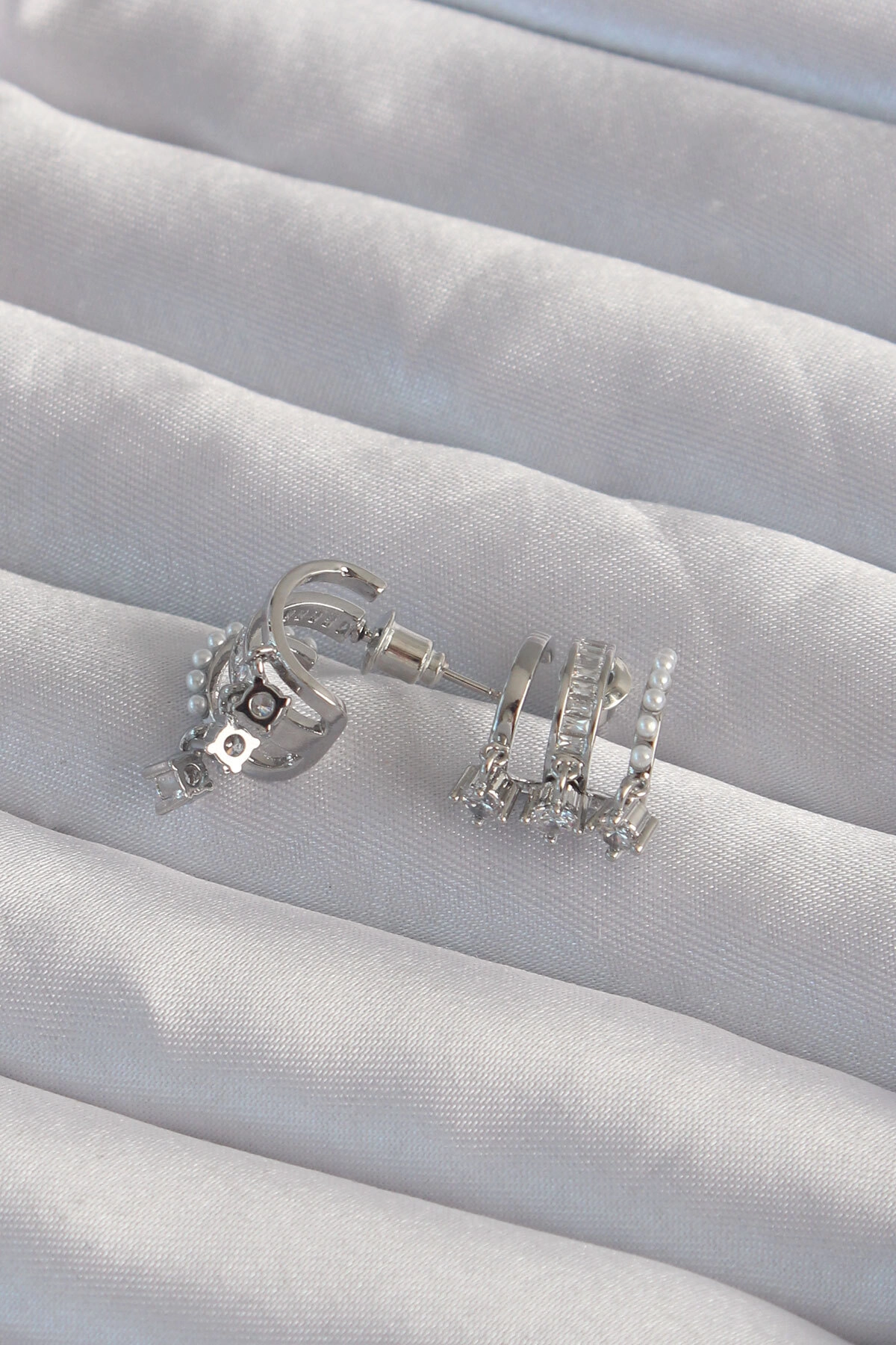 Pirinç Gümüş Renk İncili Çoklu Zirkon Taşlı Yarım Halka Küpe-1