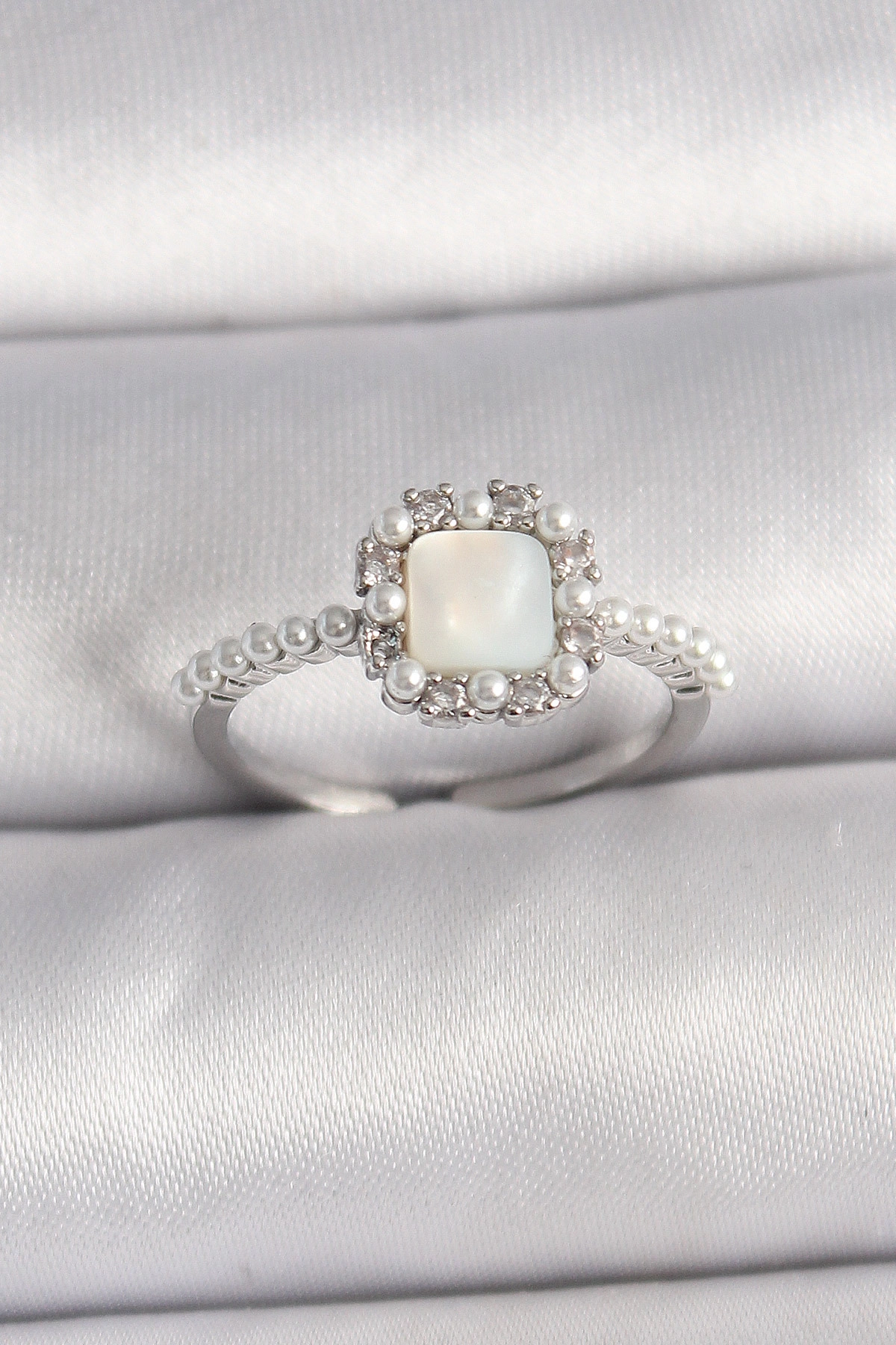 Pirinç Gümüş Renk İncili Kare Beyaz Mineli Ayarlanabilir Kadın Yüzük-0