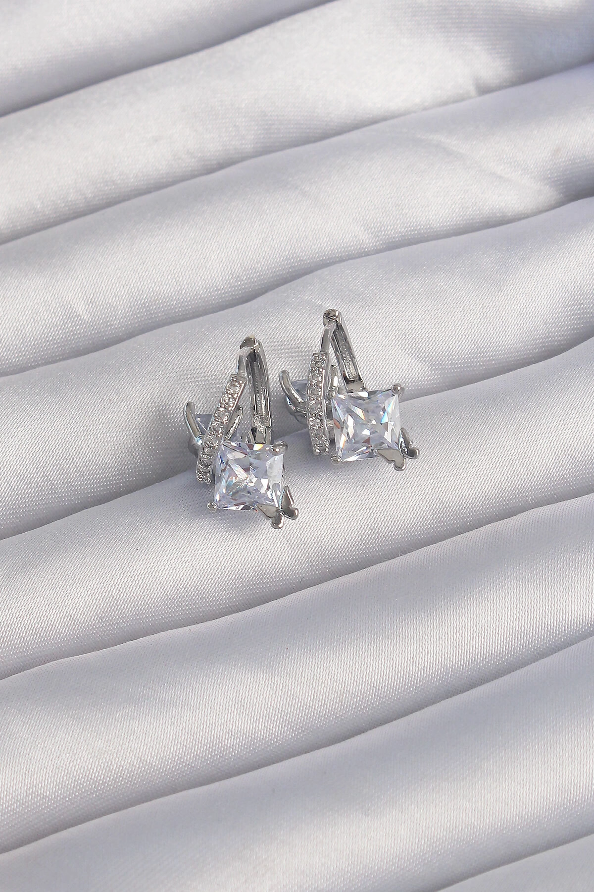 Pirinç Gümüş Renk İri Zirkon Taşlı Kıvrımlı Minimal Kelebekli Halka Küpe-0