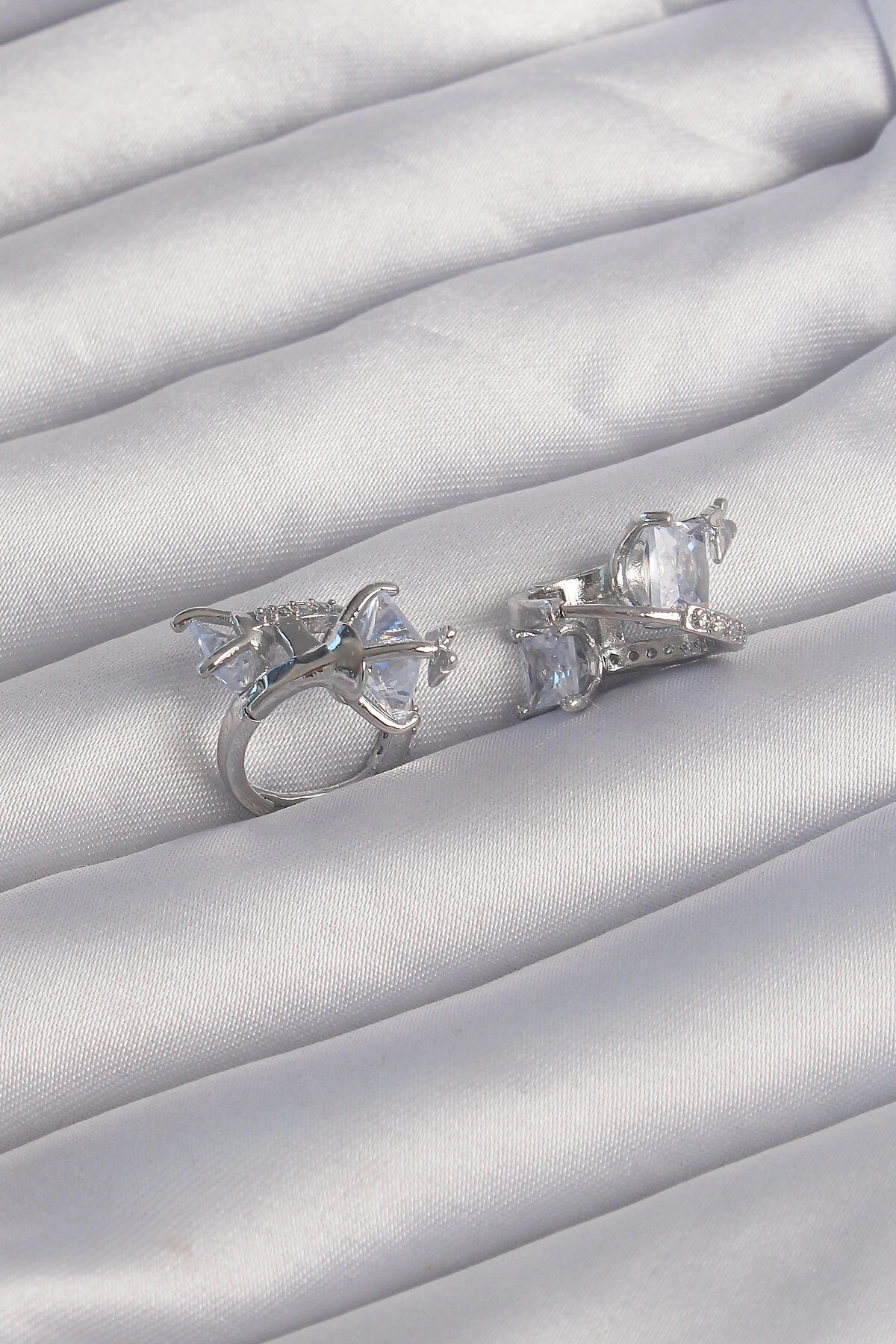 Pirinç Gümüş Renk İri Zirkon Taşlı Kıvrımlı Minimal Kelebekli Halka Küpe-1