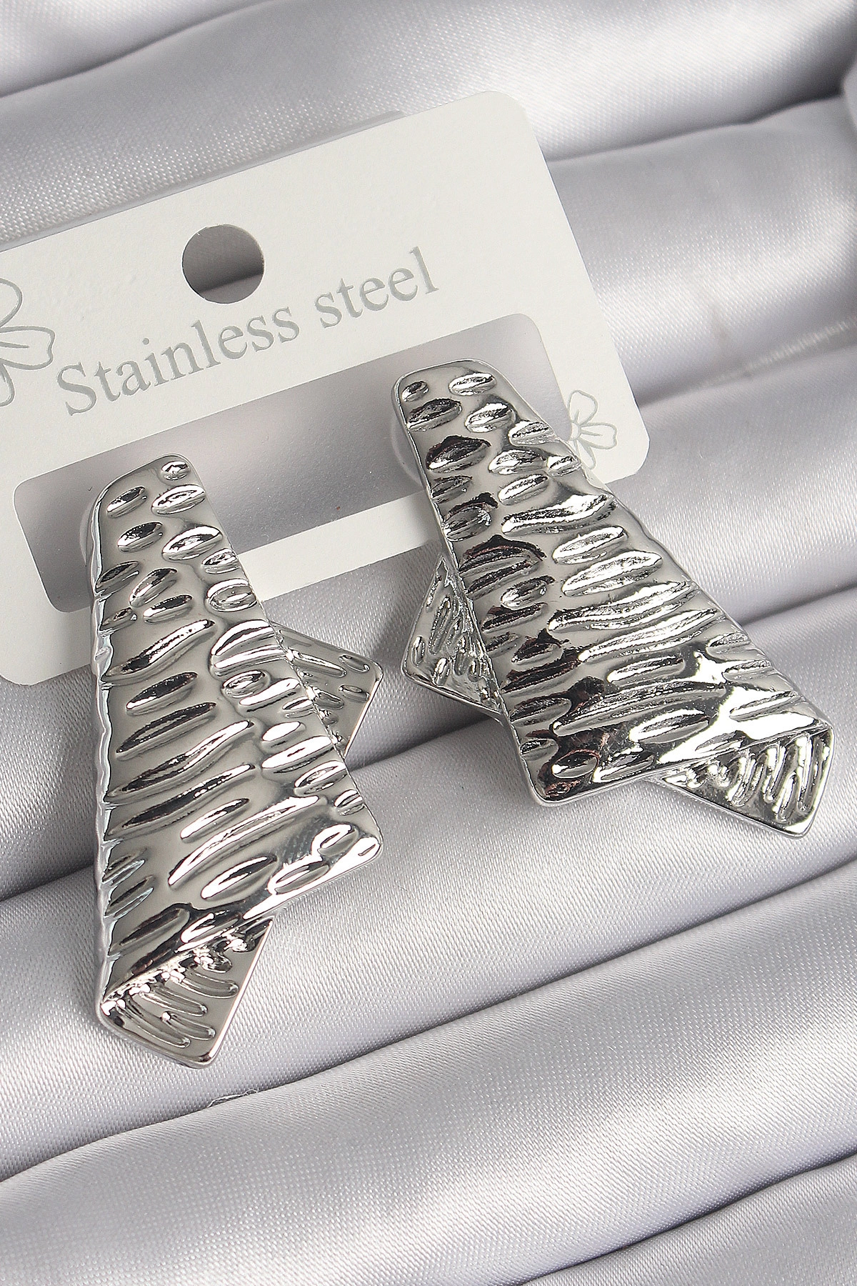 Pirinç Gümüş Renk İşleme Detaylı Katlanmış Kare Plaka Model Kadın Küpe-0