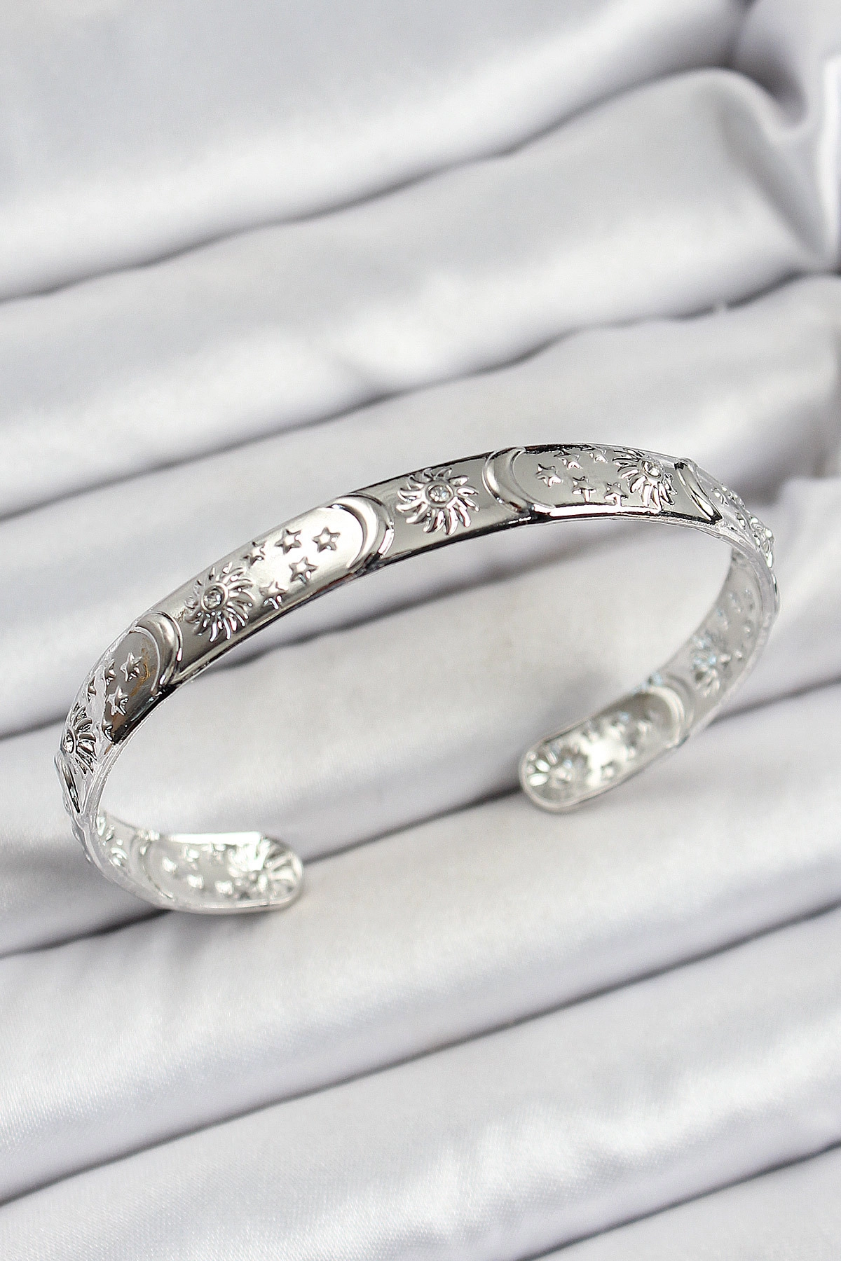 Pirinç Gümüş Renk İşlemeli Altı Açık Bileklik-0