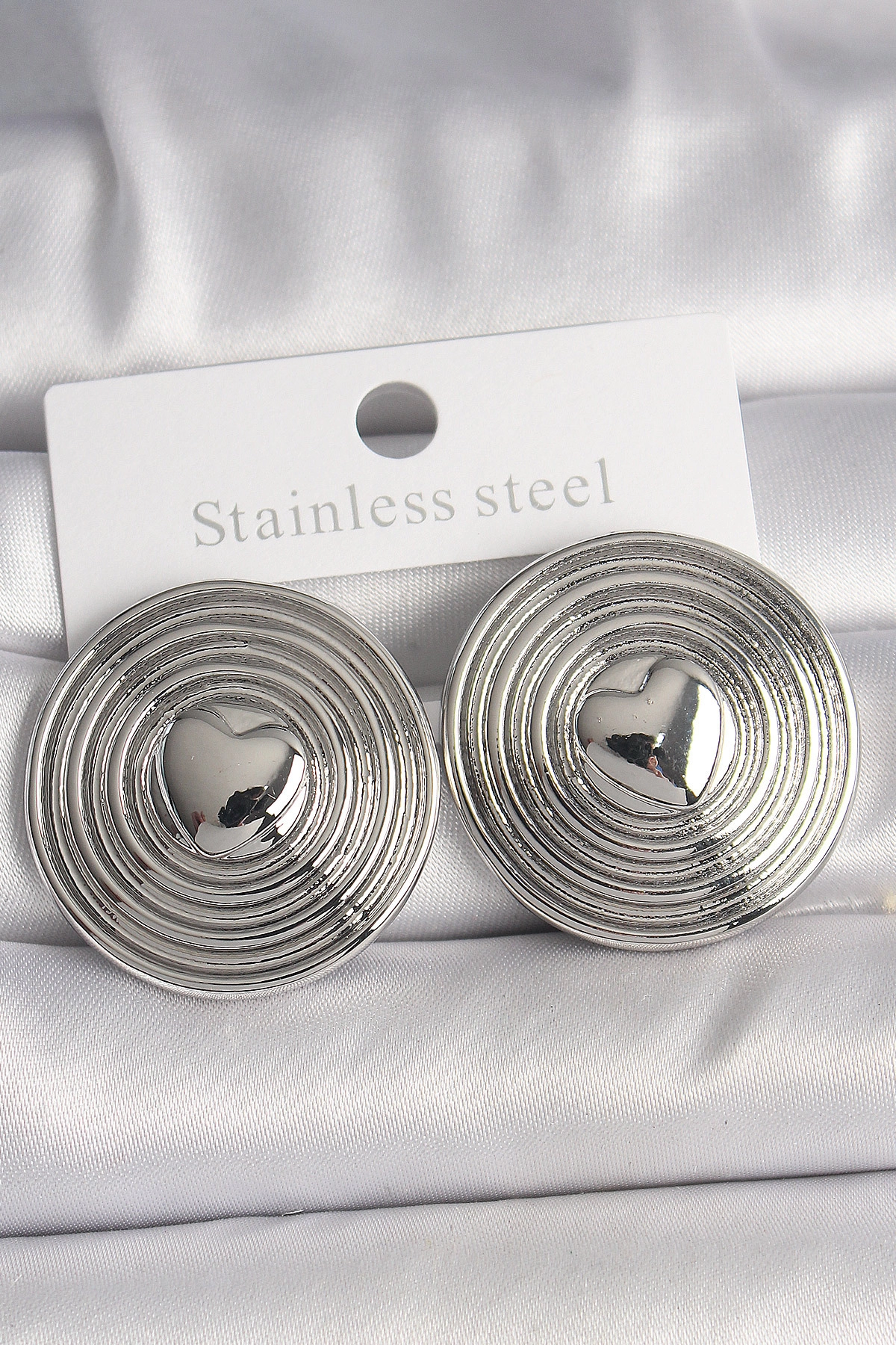 Pirinç Gümüş Renk Kalp İşlemeli Daire Plaka Model Kadın Küpe-0