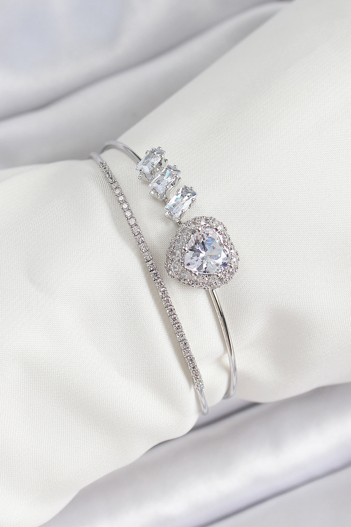 Pirinç Gümüş Renk Kalpli Zirkon Taşlı Kadın Bileklik-0