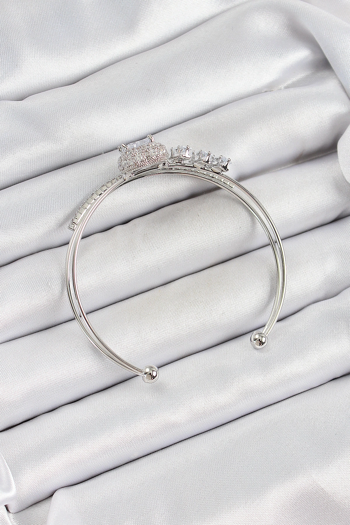 Pirinç Gümüş Renk Kalpli Zirkon Taşlı Kadın Bileklik-1