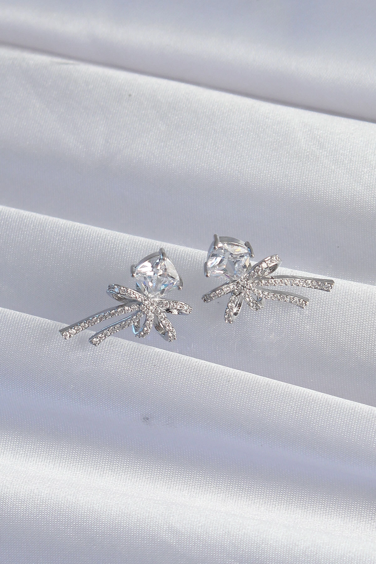 Pirinç Gümüş Renk Kare Zirkon Taşlı Fiyonk Küpe-1