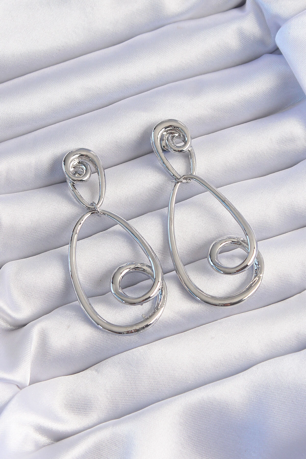 Pirinç Gümüş Renk Kıvrımlı Sallantılı Küpe-0