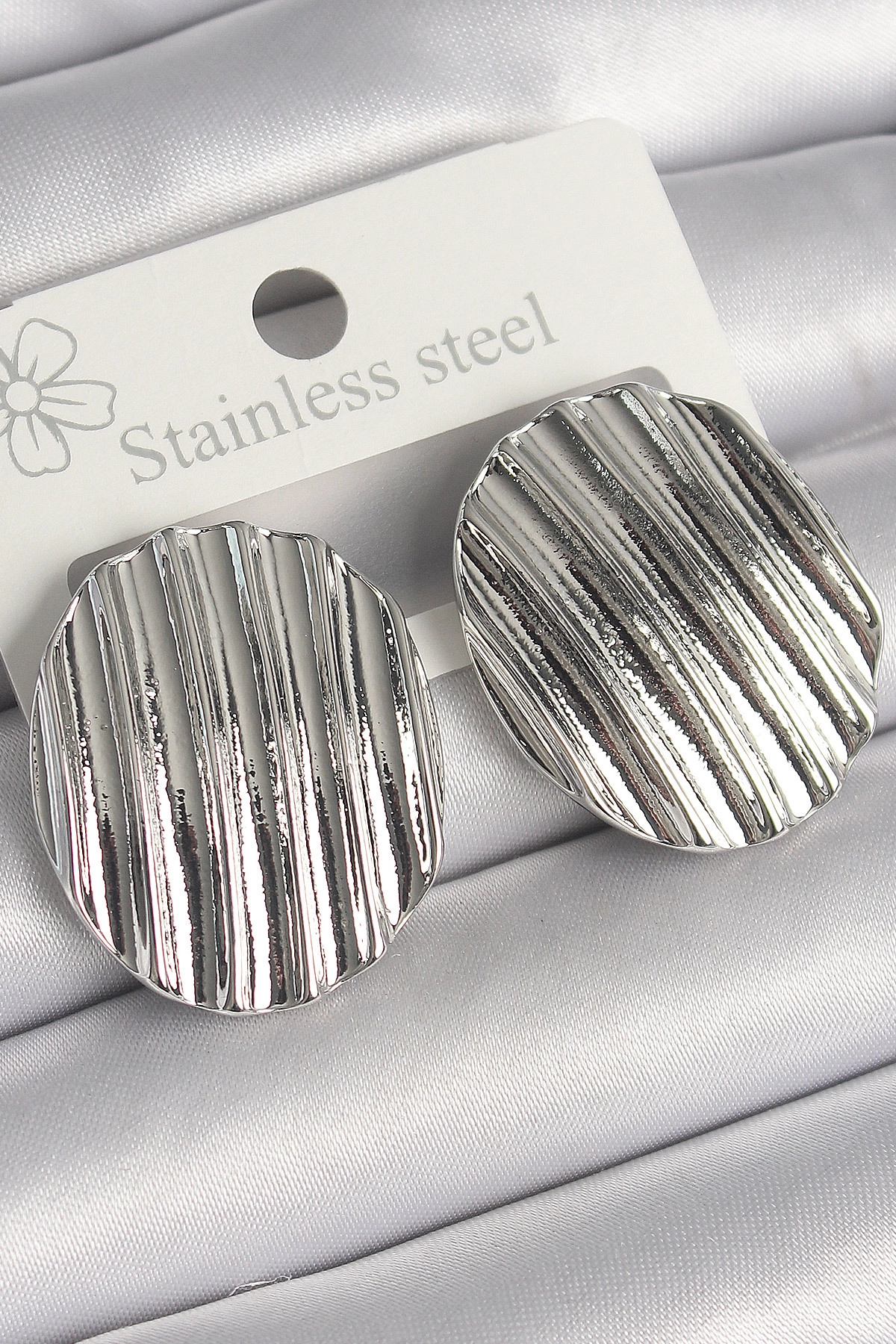 Pirinç Gümüş Renk Sallantı İşlemeli Daire Plaka Model Kadın Küpe-0