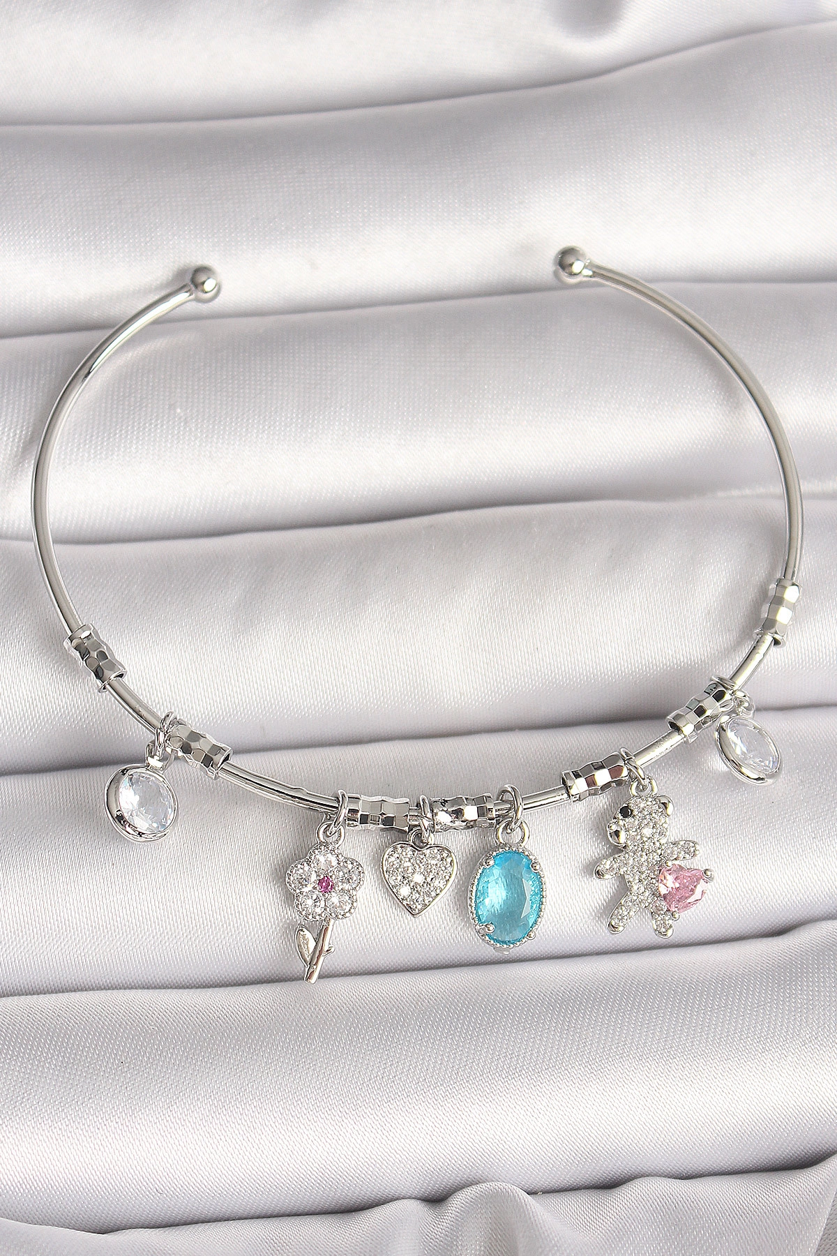 Pirinç Gümüş Renk Sallantı Zirkon Taşlı Ayıcık Figür Çiçek Detay Charm Kadın Bileklik-0