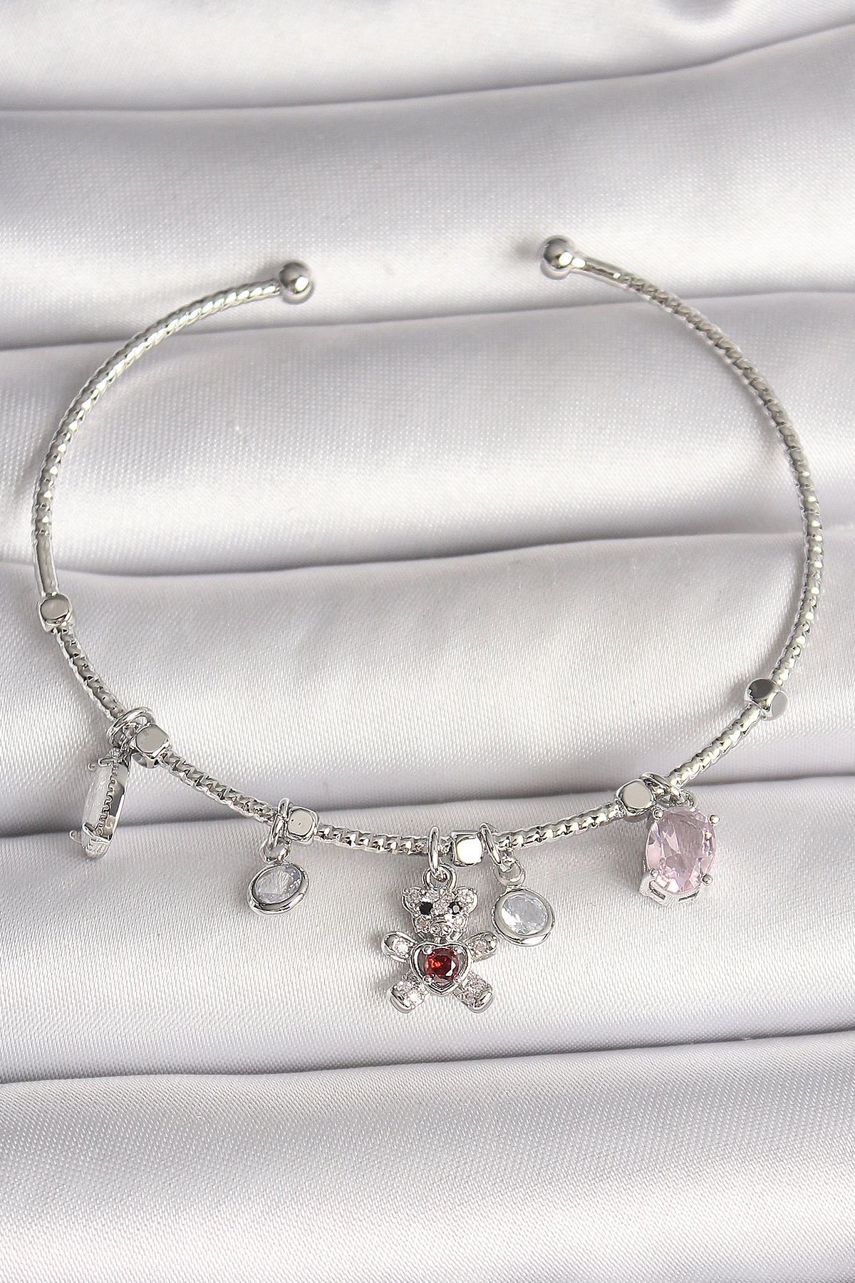 Pirinç Gümüş Renk Sallantı Zirkon Taşlı Ayıcık Figür Kırmızı Taş Detay Charm Kadın Bileklik-0