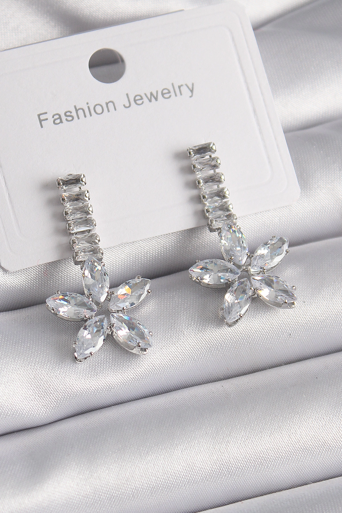 Pirinç Gümüş Renk Su Yolu Zirkon Taşlı Çiçek Model Kadın Küpe-0