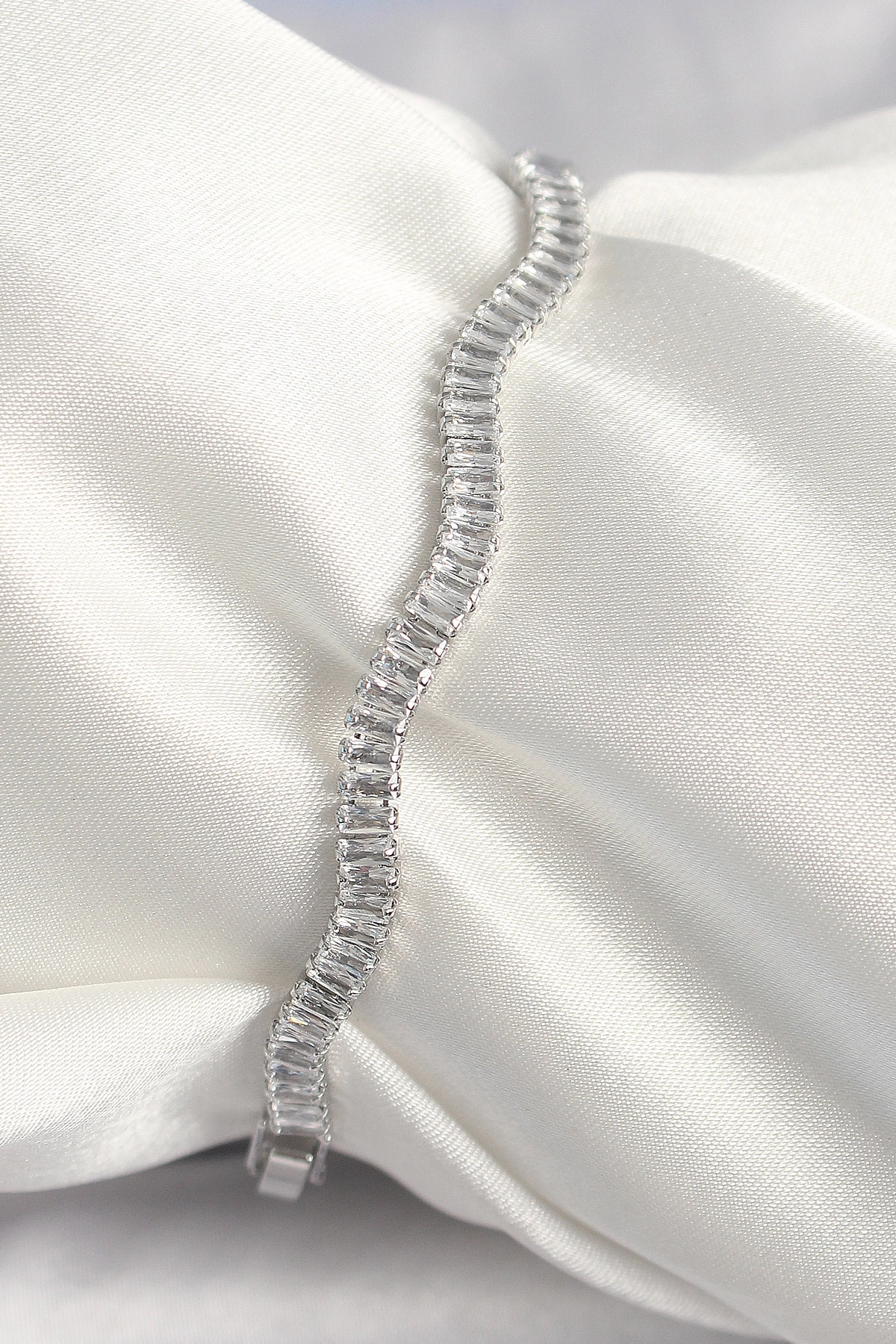 Pirinç Gümüş Renk Su Yolu Zirkon Taşlı Model Kadın Bileklik-0