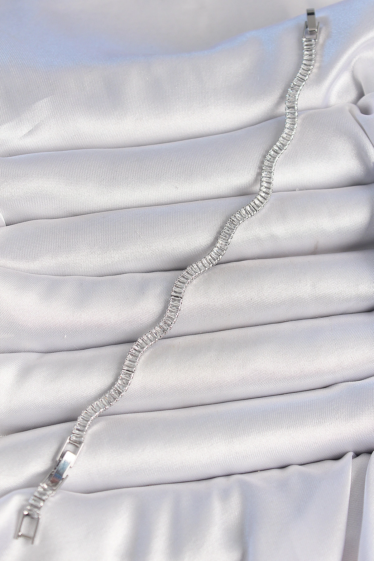 Pirinç Gümüş Renk Su Yolu Zirkon Taşlı Model Kadın Bileklik-1